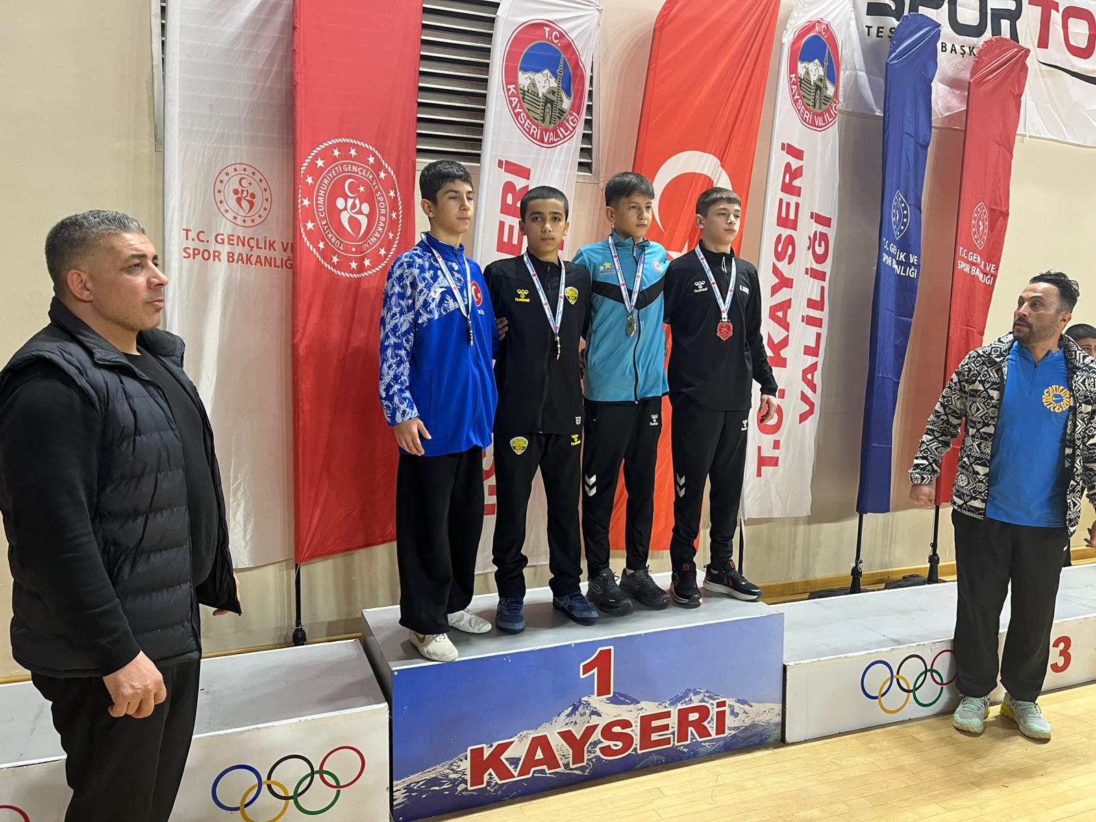 BÜYÜKŞEHİRLİ GÜREŞÇİLERDEN MADALYA YAĞMURU