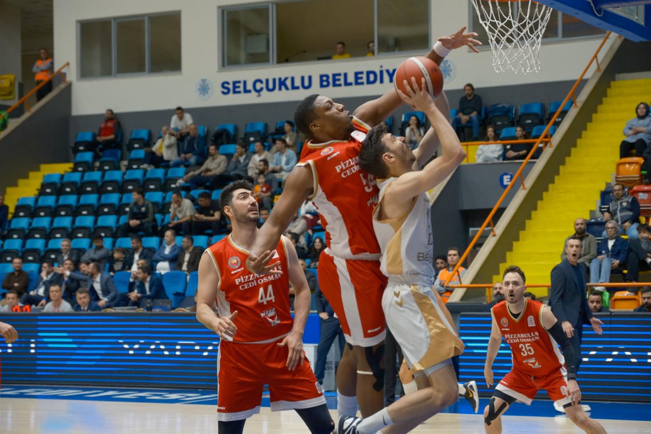 KONYA BÜYÜKŞEHİR BELEDİYESPOR SON SANİYE BASKETİYLE PLAY-OFF’U GARANTİLEDİ