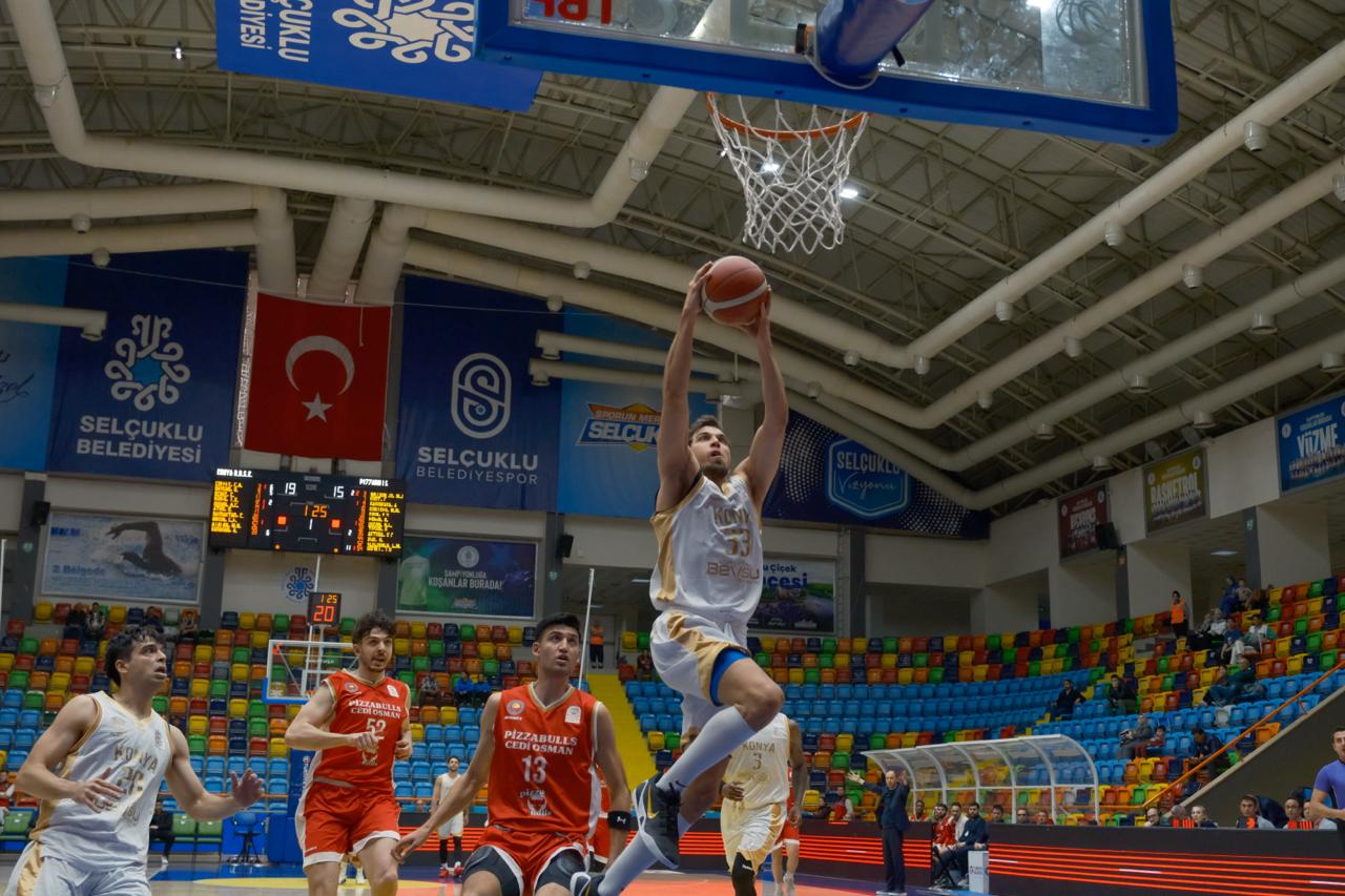 KONYA BÜYÜKŞEHİR BELEDİYESPOR SON SANİYE BASKETİYLE PLAY-OFF’U GARANTİLEDİ