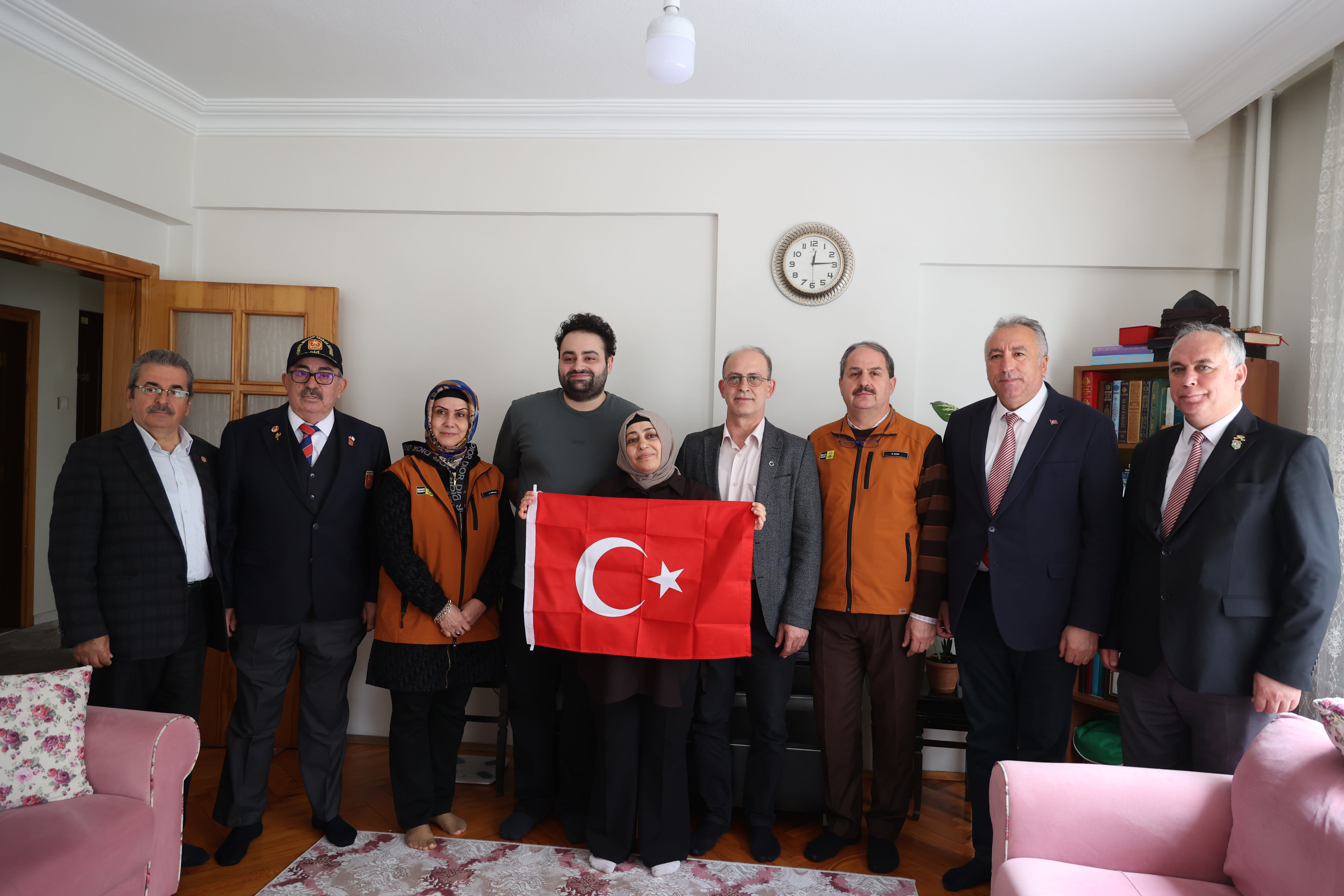 BAŞKAN ALTAY: “ŞEHİTLERİMİZİN EMANETİ OLAN AİLELERİ BAŞIMIZIN TACIDIR”