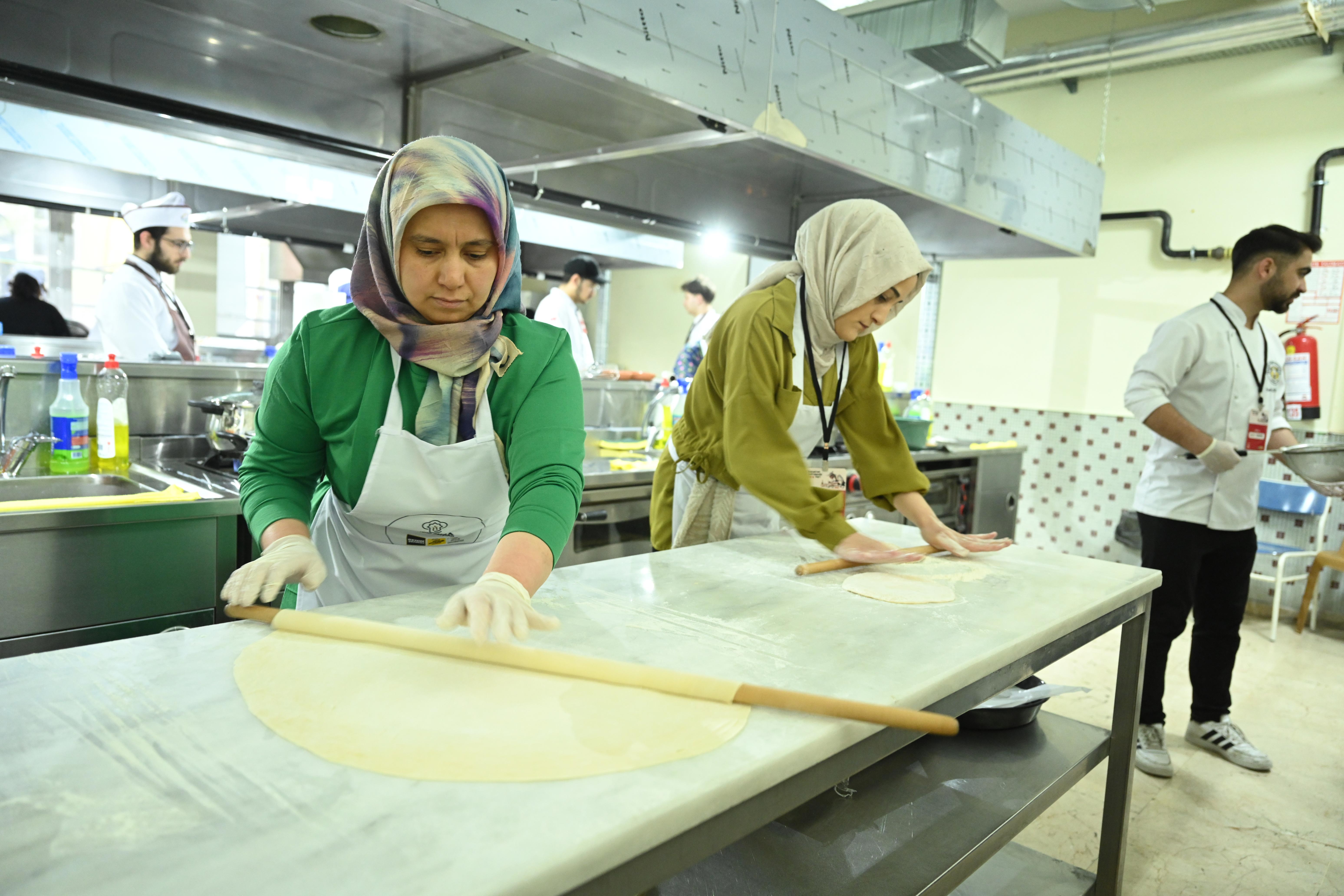 GELENEKSEL TARİFLERİN ÖZGÜN SUNUMLARLA HARMANLANDIĞI “KONYA YÖRESEL YEMEK YARIŞMASI” TAMAMLANDI