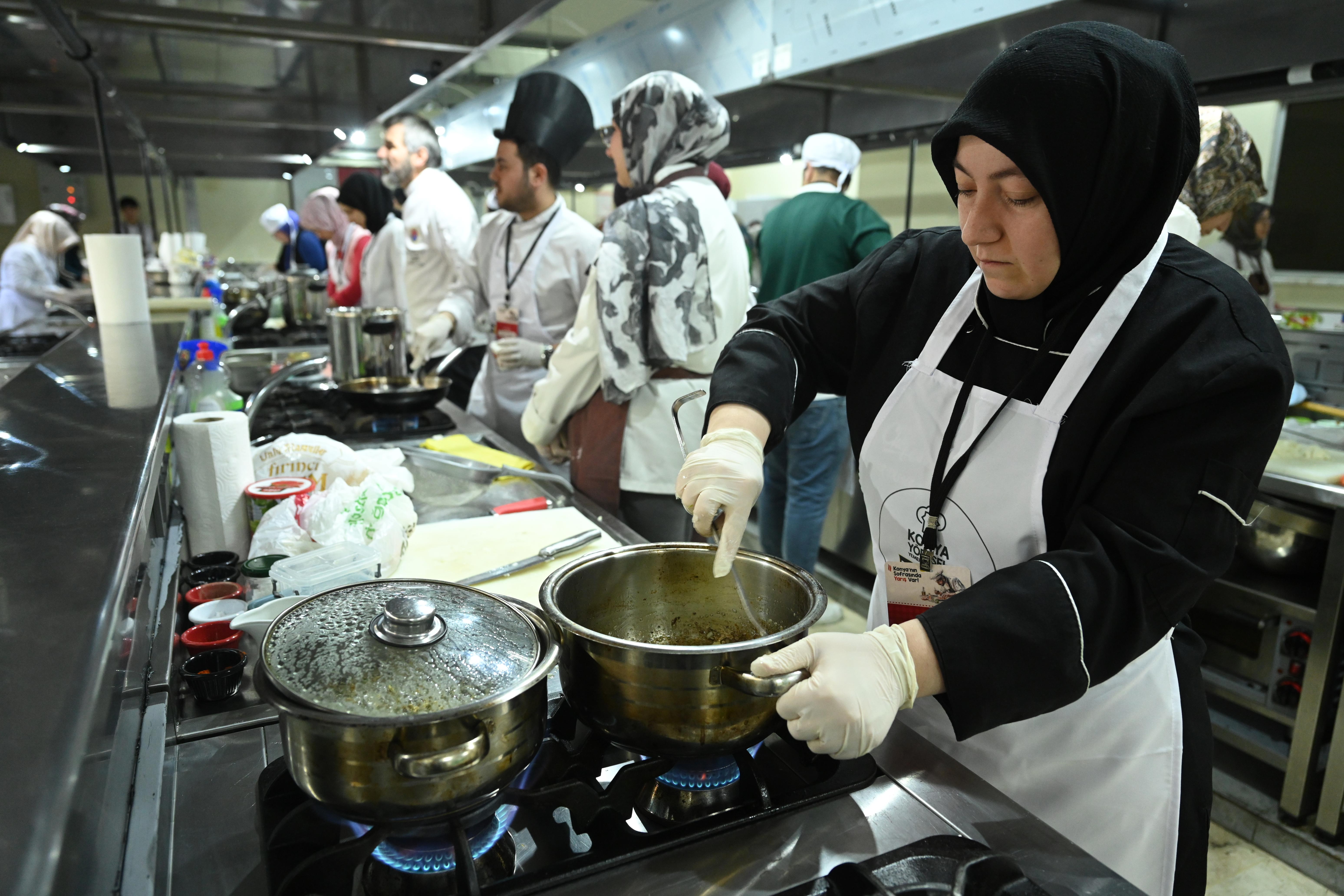 GELENEKSEL TARİFLERİN ÖZGÜN SUNUMLARLA HARMANLANDIĞI “KONYA YÖRESEL YEMEK YARIŞMASI” TAMAMLANDI