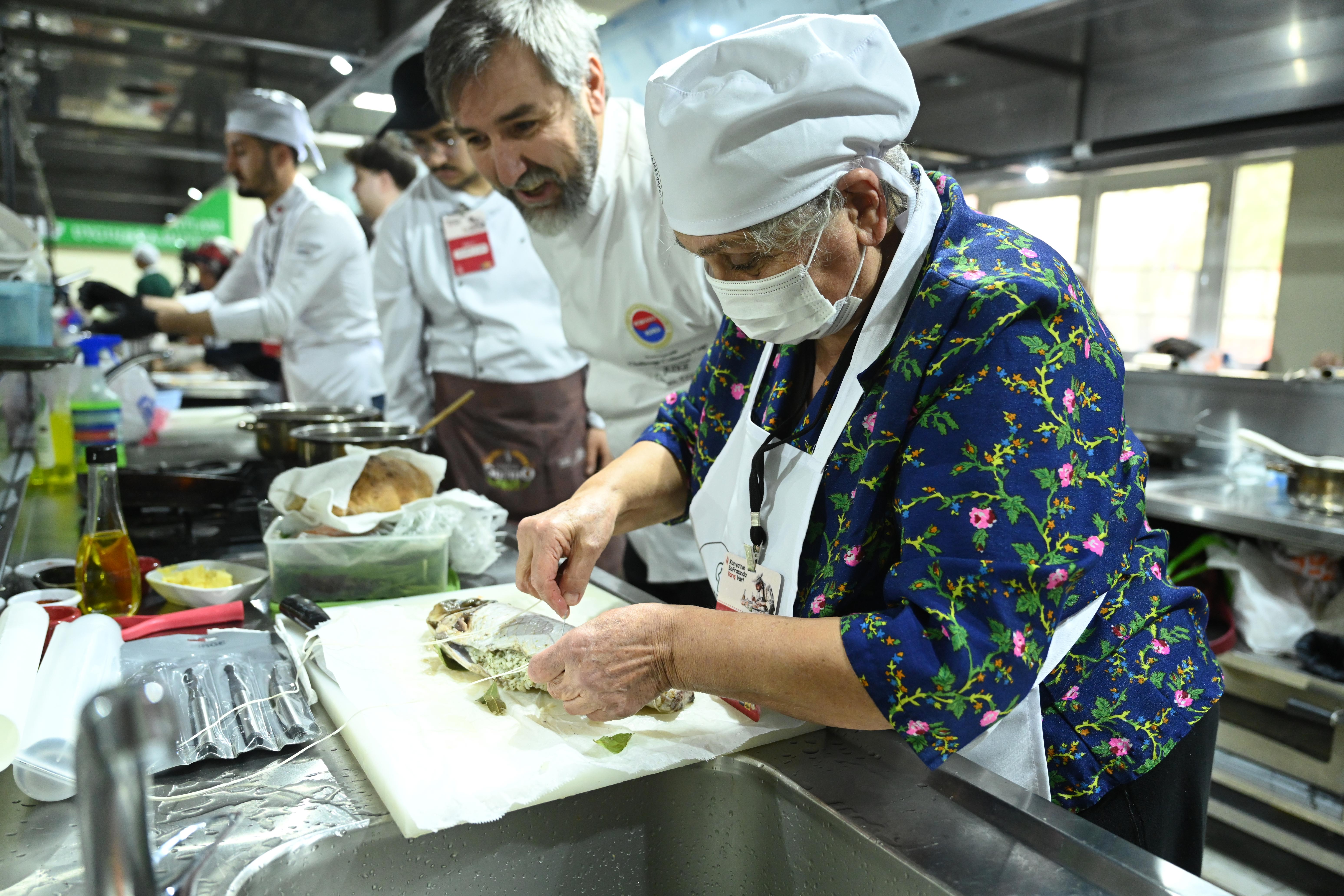 GELENEKSEL TARİFLERİN ÖZGÜN SUNUMLARLA HARMANLANDIĞI “KONYA YÖRESEL YEMEK YARIŞMASI” TAMAMLANDI