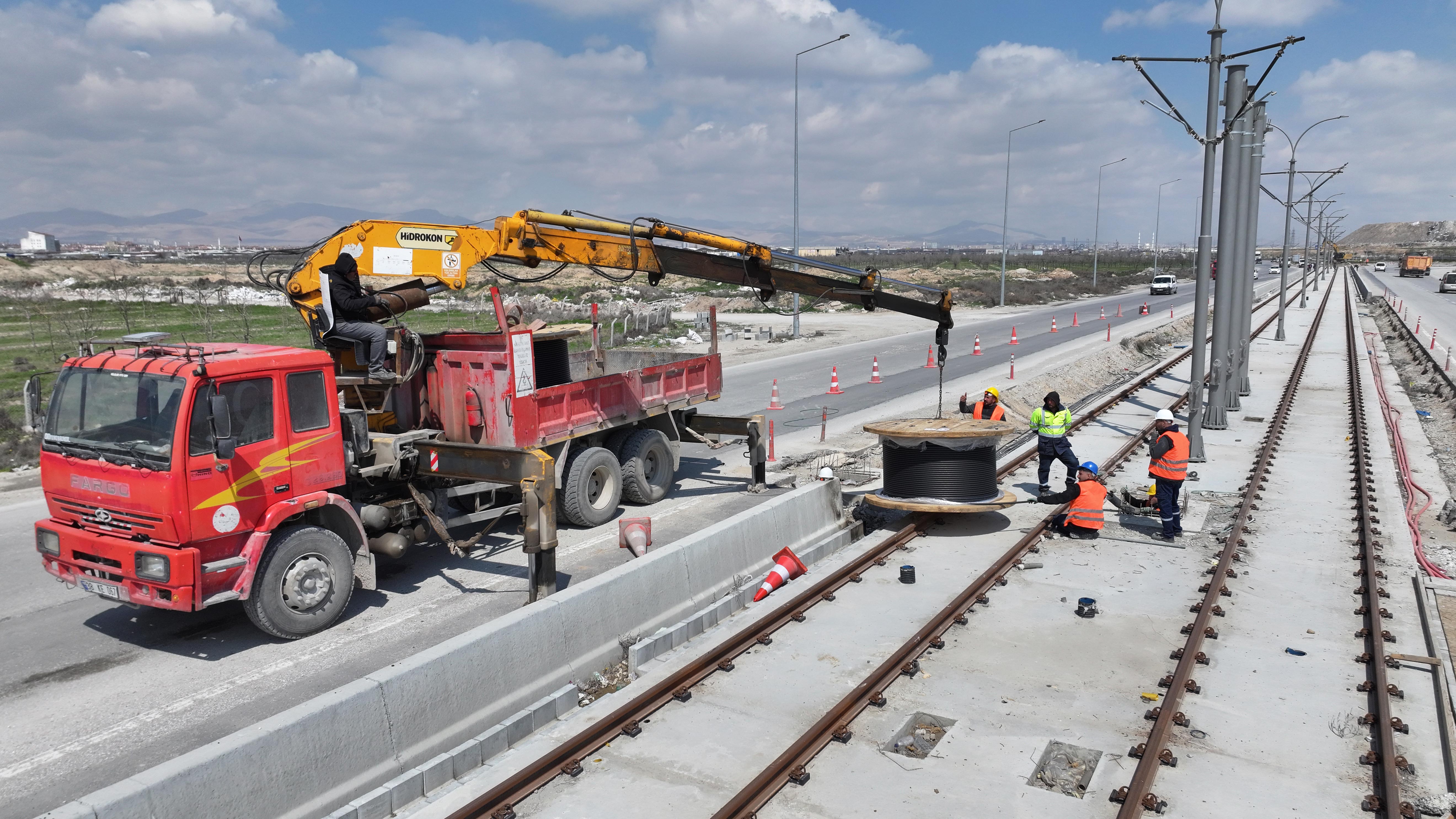 BAŞKAN ALTAY STADYUM-ŞEHİR HASTANESİ TRAMVAY HATTI’NDA YOĞUN MESAİNİN SÜRDÜĞÜNÜ AÇIKLADI