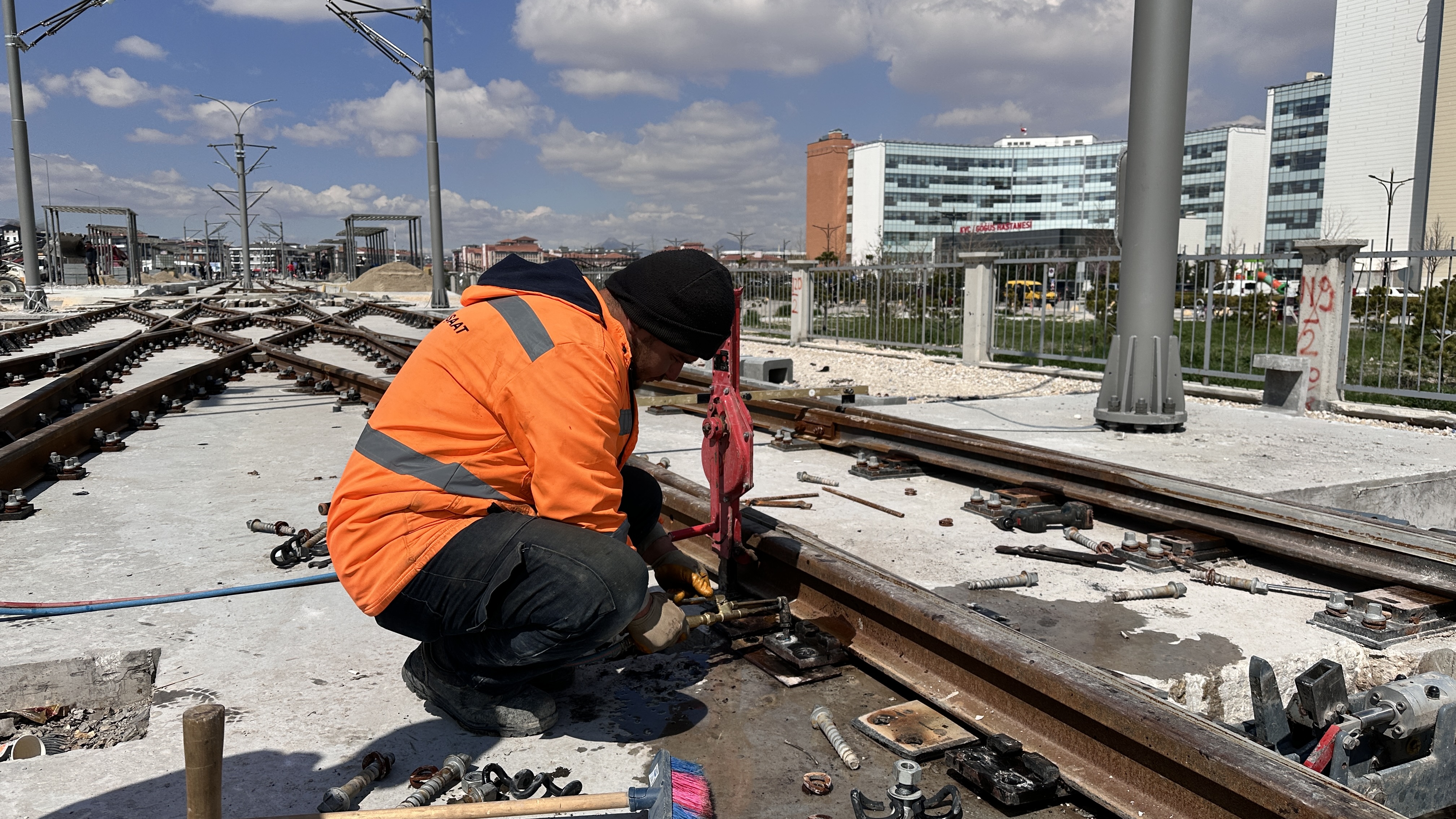 BAŞKAN ALTAY STADYUM-ŞEHİR HASTANESİ TRAMVAY HATTI’NDA YOĞUN MESAİNİN SÜRDÜĞÜNÜ AÇIKLADI