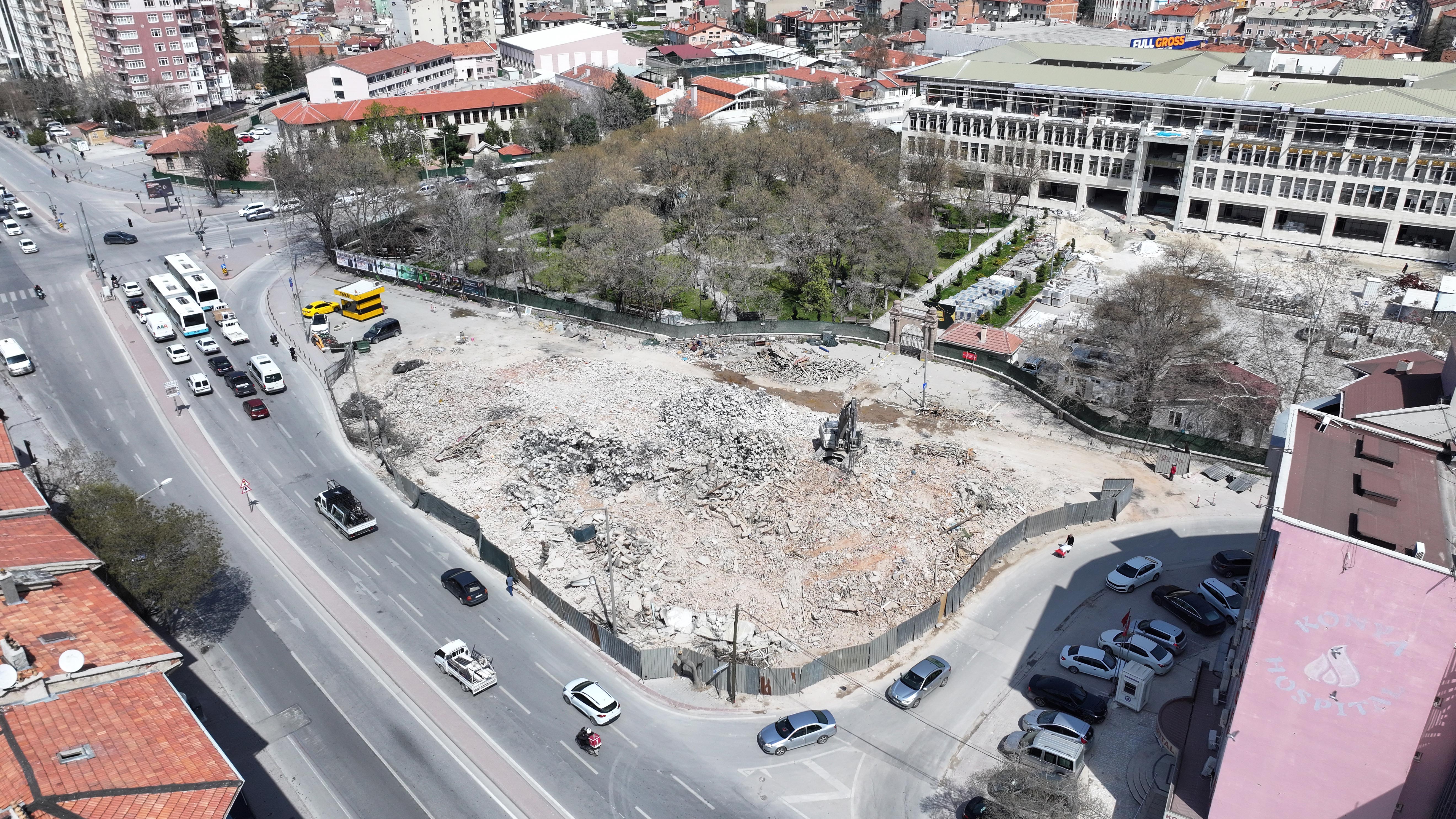 BAŞKAN ALTAY BEŞYOL KAVŞAĞI’NDA KAMULAŞTIRDIKLARI 8 BİNADA YIKIM ÇALIŞMALARINI TAMAMLADIKLARINI AÇIKLADI