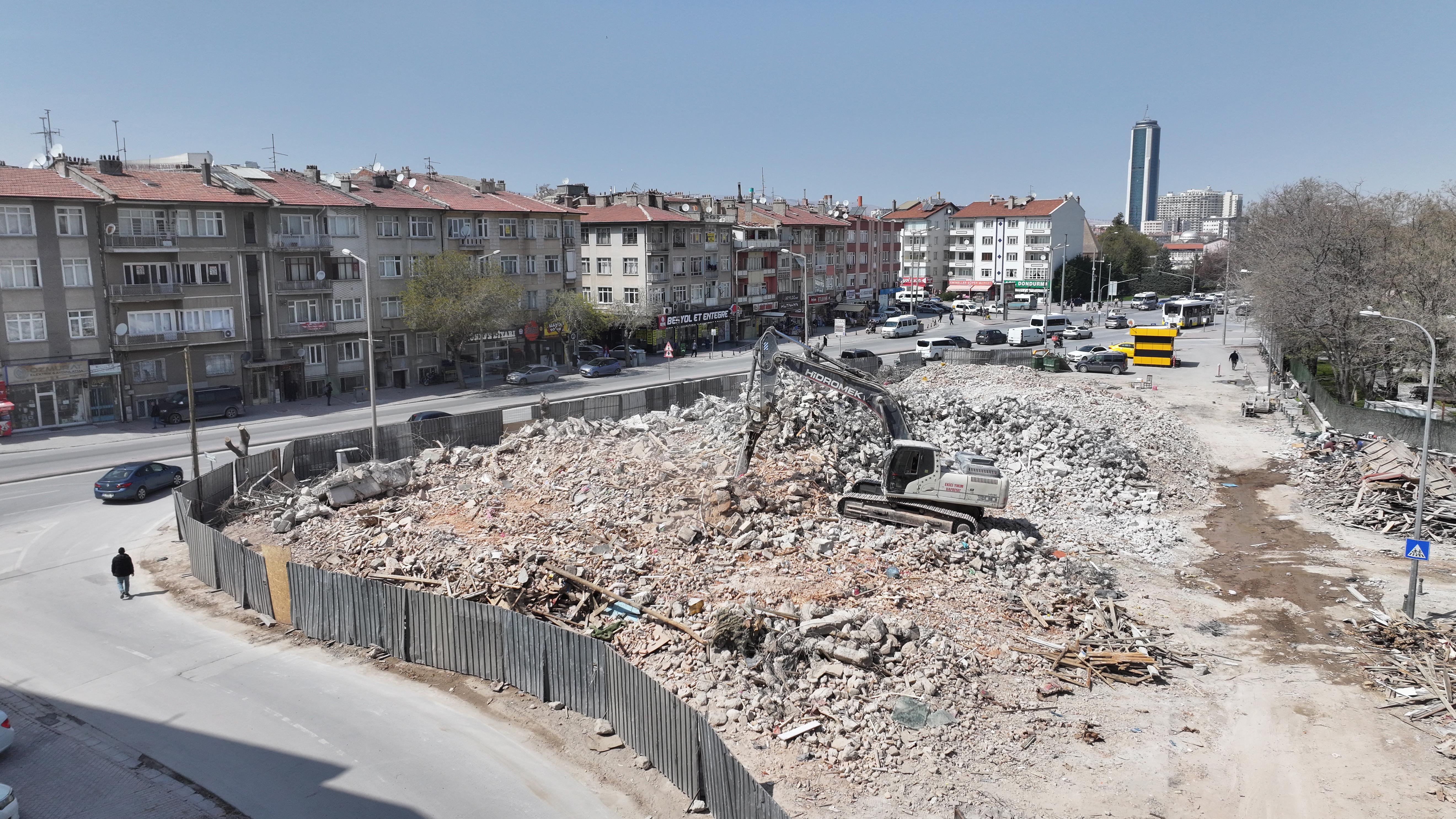 BAŞKAN ALTAY BEŞYOL KAVŞAĞI’NDA KAMULAŞTIRDIKLARI 8 BİNADA YIKIM ÇALIŞMALARINI TAMAMLADIKLARINI AÇIKLADI