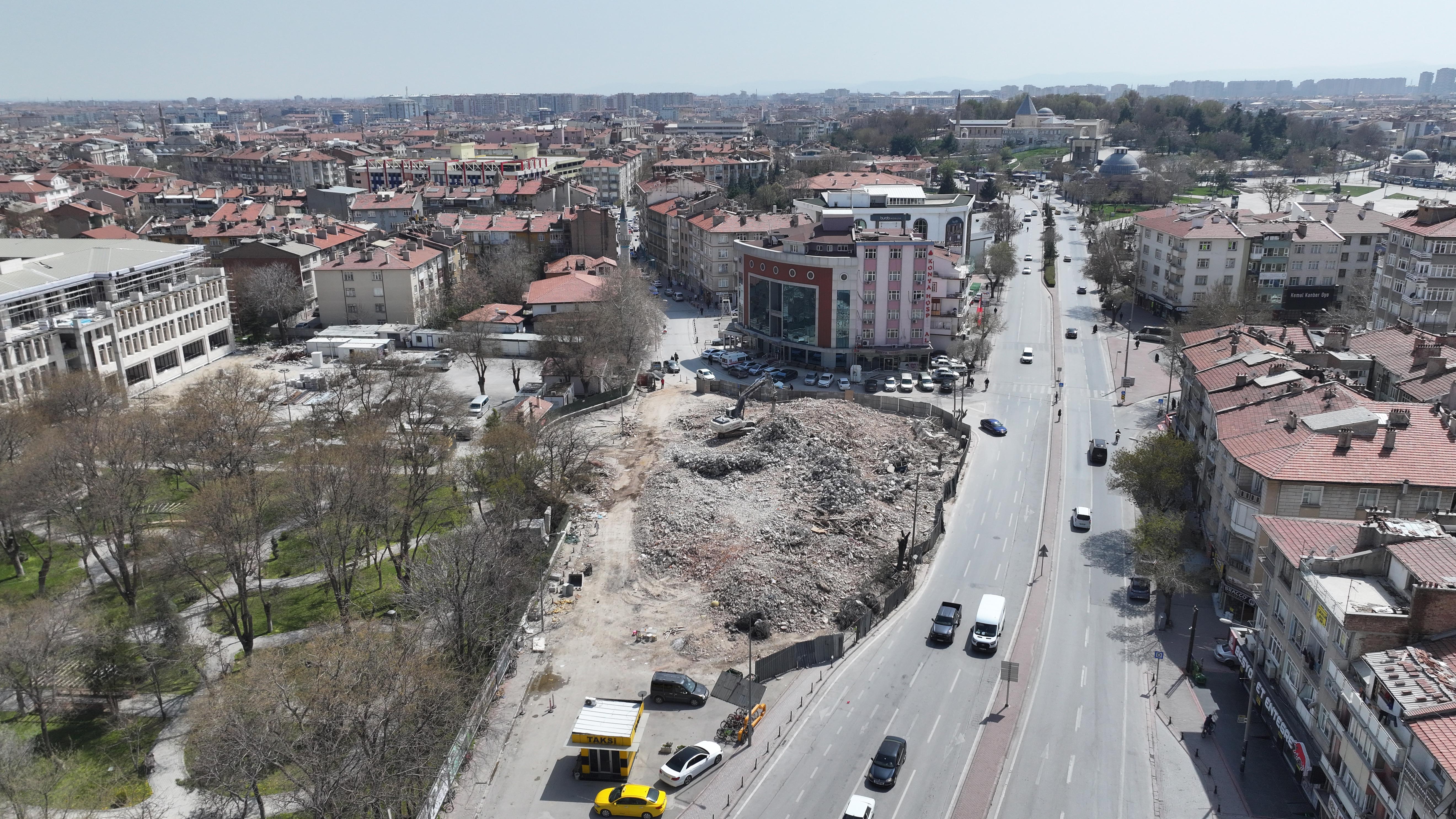 BAŞKAN ALTAY BEŞYOL KAVŞAĞI’NDA KAMULAŞTIRDIKLARI 8 BİNADA YIKIM ÇALIŞMALARINI TAMAMLADIKLARINI AÇIKLADI