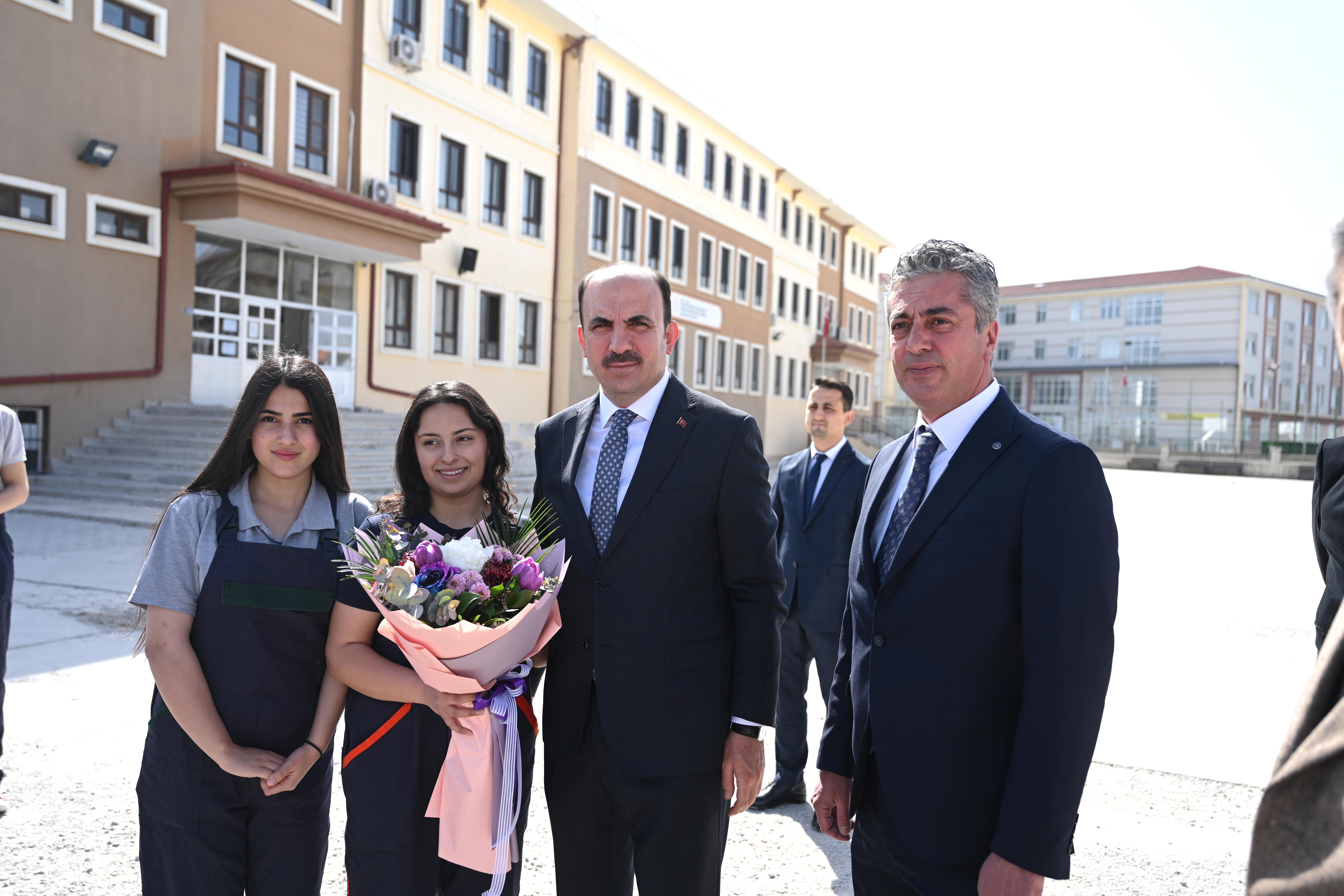 MİLLETVEKİLİ BAYKAN VE BAŞKAN ALTAY LİSE ÖĞRENCİLERİYLE BULUŞTU