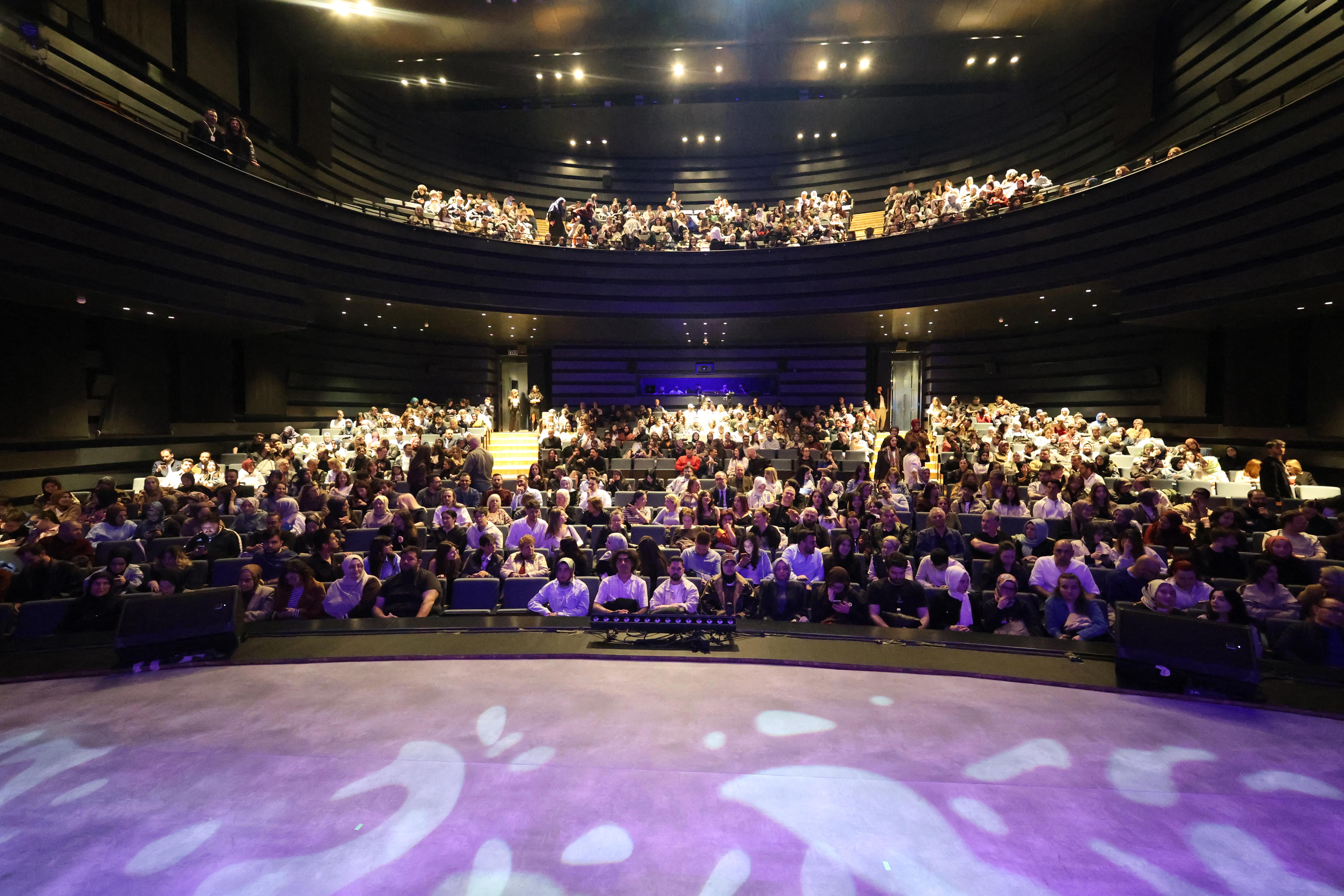 KONYA ŞEHİR TİYATROSU "KAFESTEN BİR KUŞ UÇTU" ADLI TİYATRO OYUNUNU İLK KEZ SAHNELEDİ