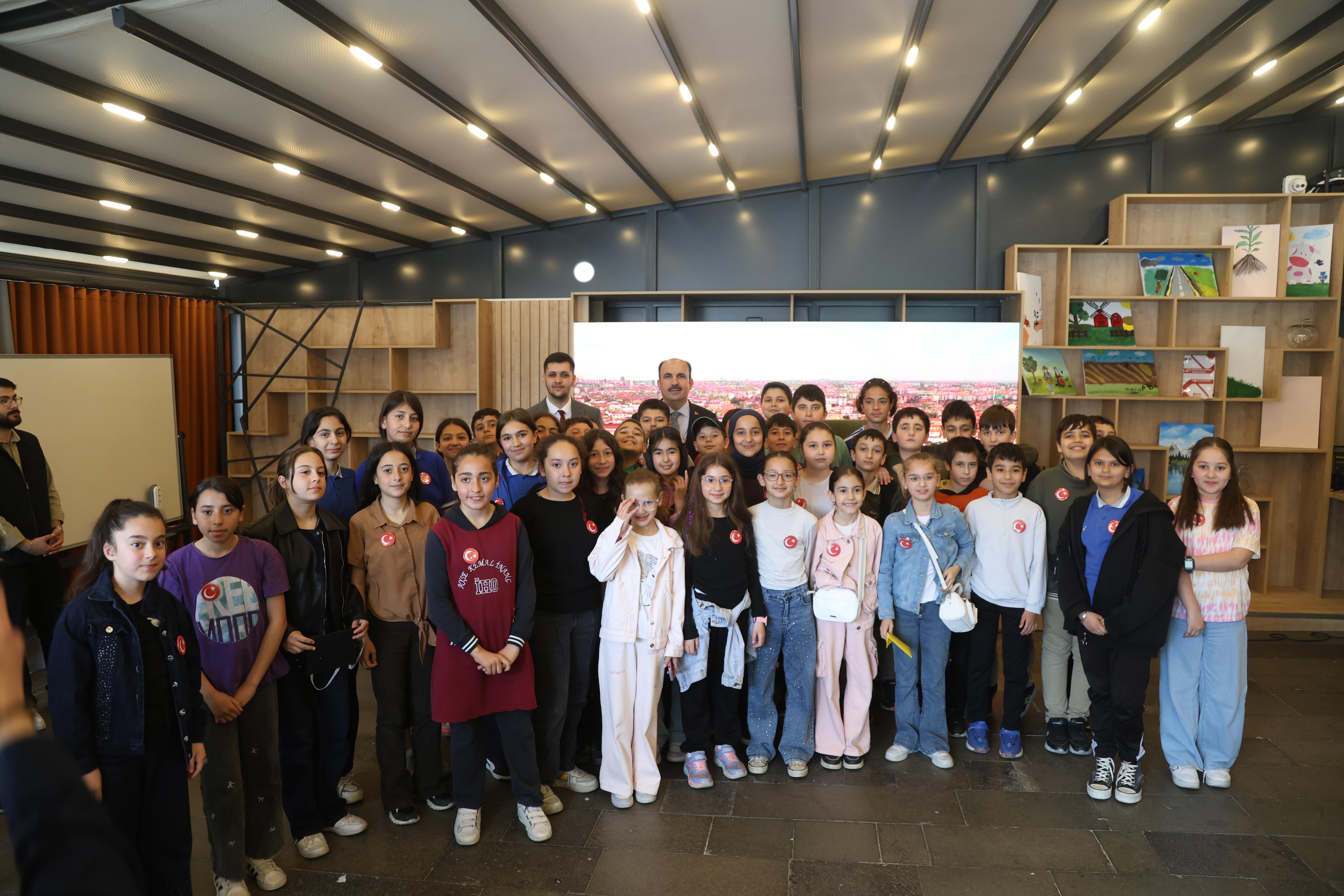 BAŞKAN ALTAY, ÇOCUK MECLİSİ VE GENÇLİK MECLİSİ ÜYELERİYLE BULUŞTU