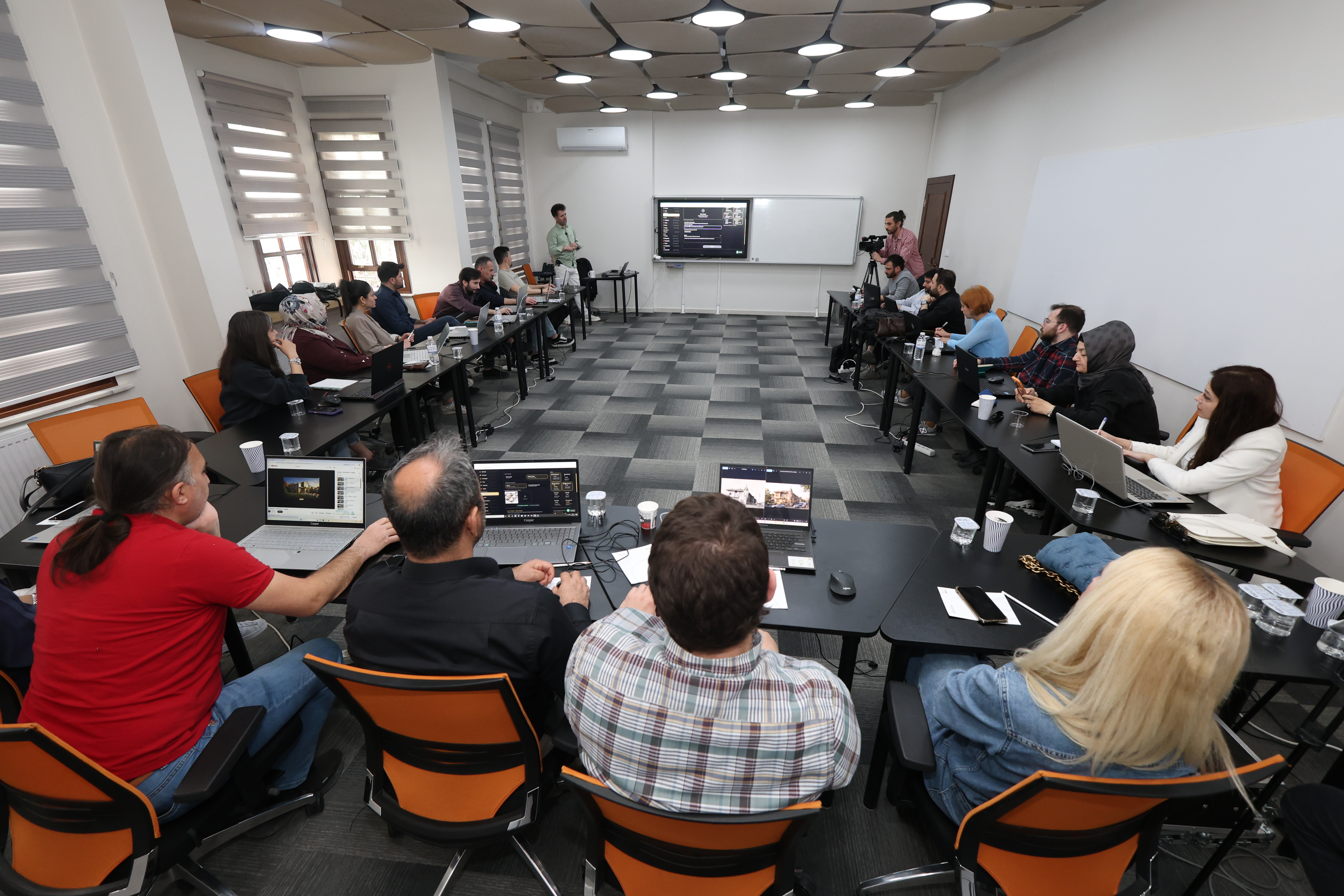 KONYA BÜYÜKŞEHİR PERSONELİNE YAPAY ZEKÂ ODAKLI EĞİTİM PROGRAMI DÜZENLENDİ