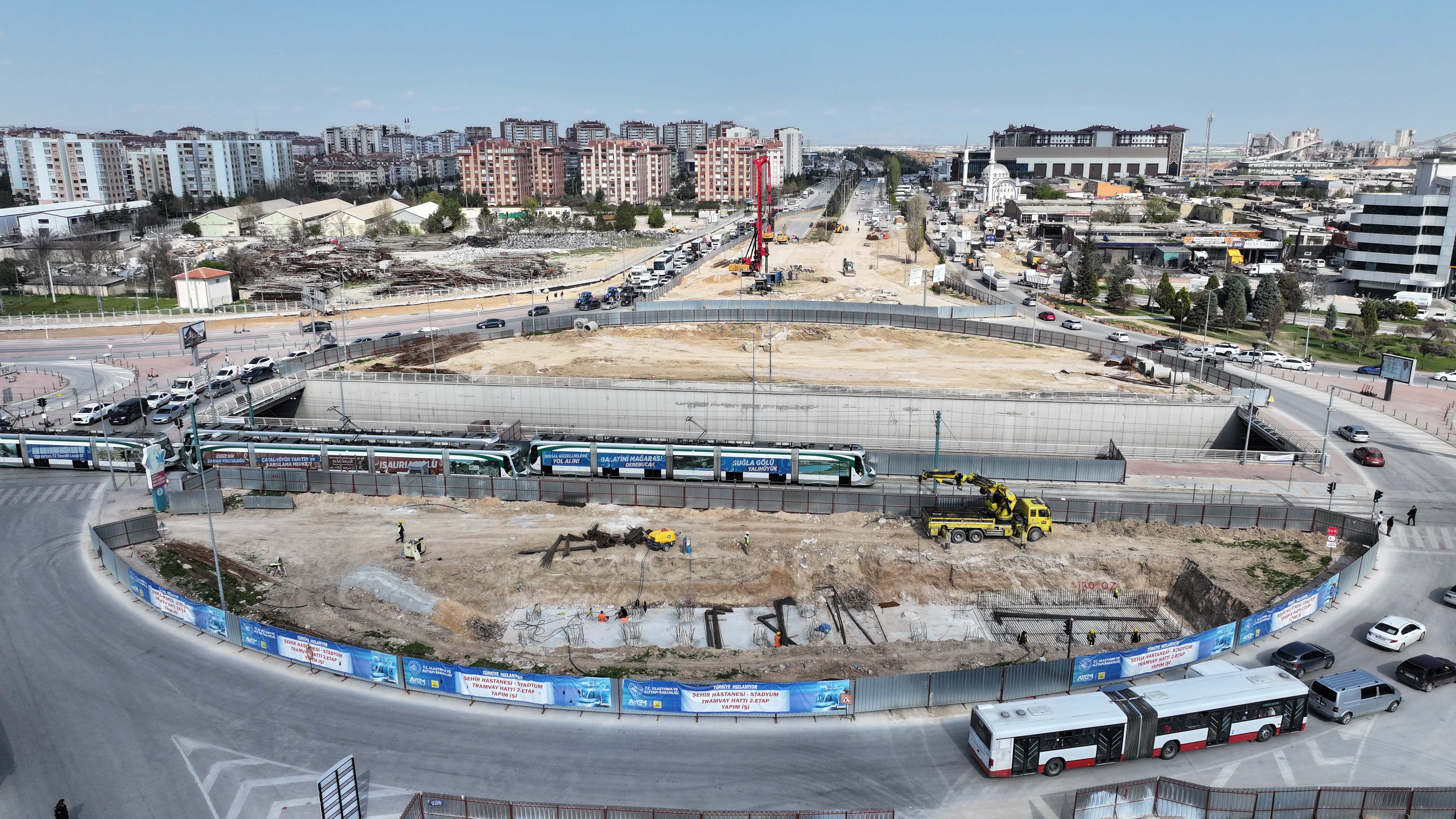 BAŞKAN ALTAY: “OTOGAR KAVŞAĞI’NDA KARAYOLUNU VE RAYLI SİSTEMİ ÜSTE ALACAK BİR KÖPRÜLÜ KAVŞAK ÇALIŞMASI YÜRÜTÜYORUZ”