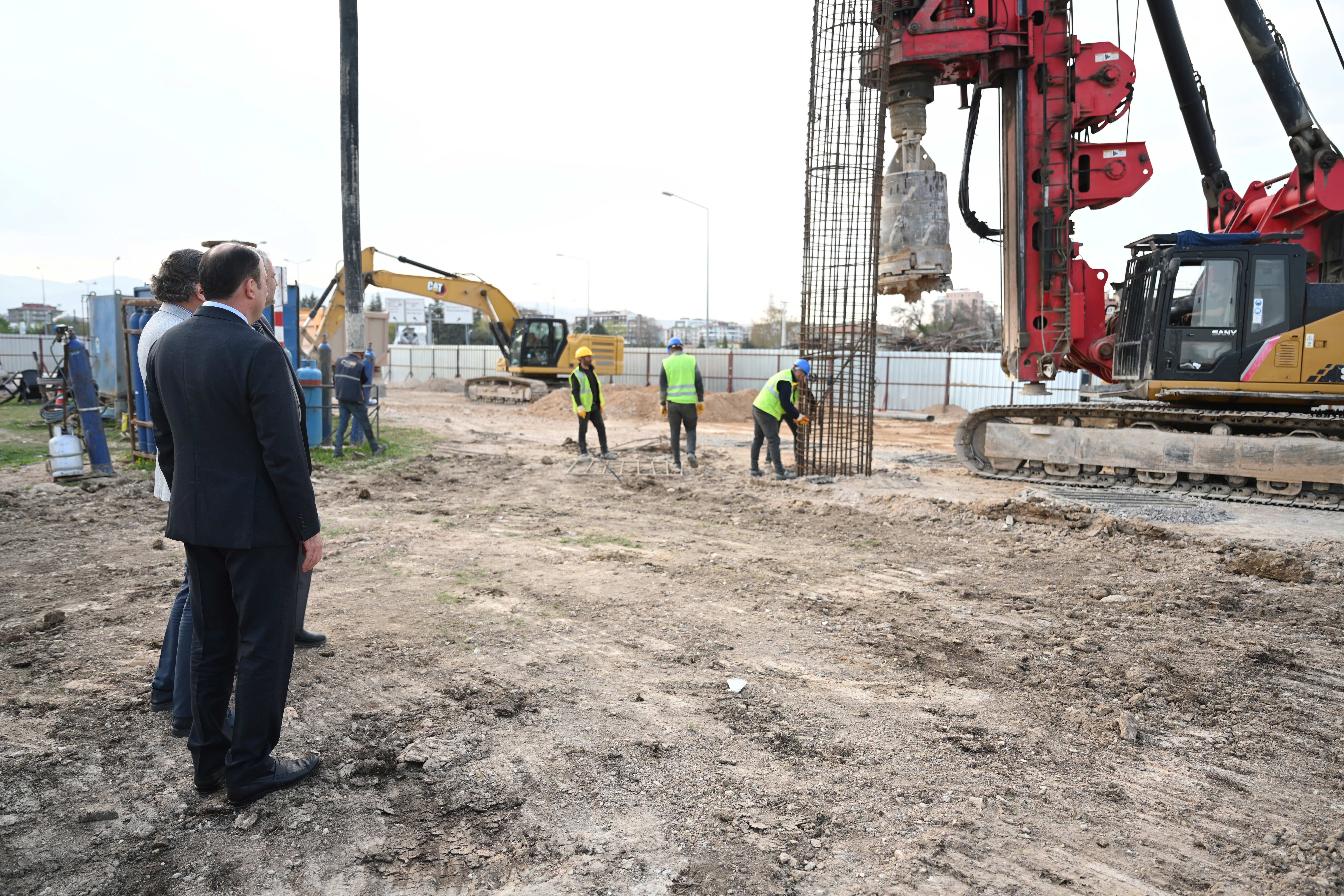 BAŞKAN ALTAY: “OTOGAR KAVŞAĞI’NDA KARAYOLUNU VE RAYLI SİSTEMİ ÜSTE ALACAK BİR KÖPRÜLÜ KAVŞAK ÇALIŞMASI YÜRÜTÜYORUZ”