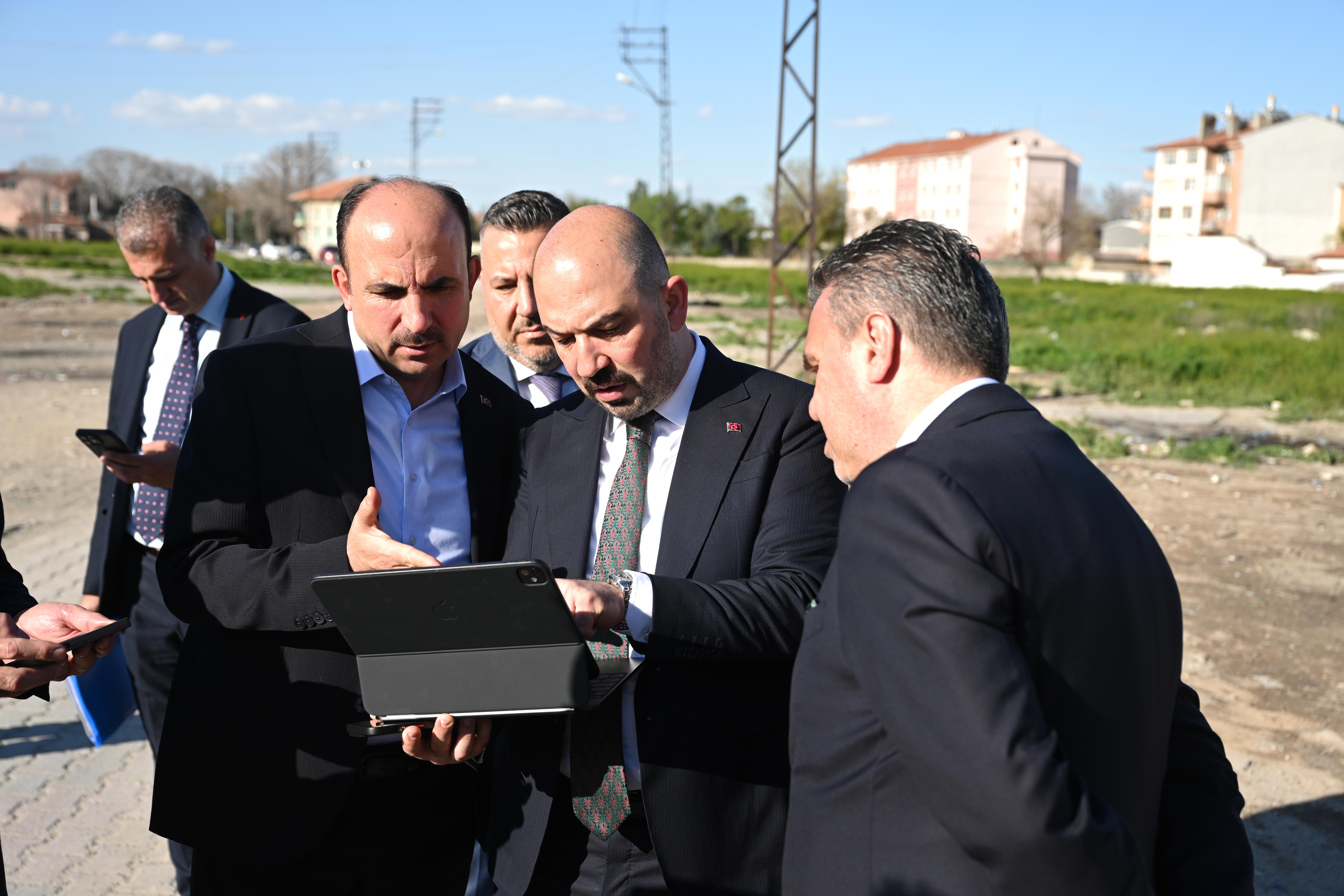 BAŞKAN ALTAY, BAŞKAN KILCA VE GENEL MÜDÜR YILMAZ AKÇEŞME KENTSEL DÖNÜŞÜM ALANI VE KADINLAR PAZARI’NI İNCELEDİ