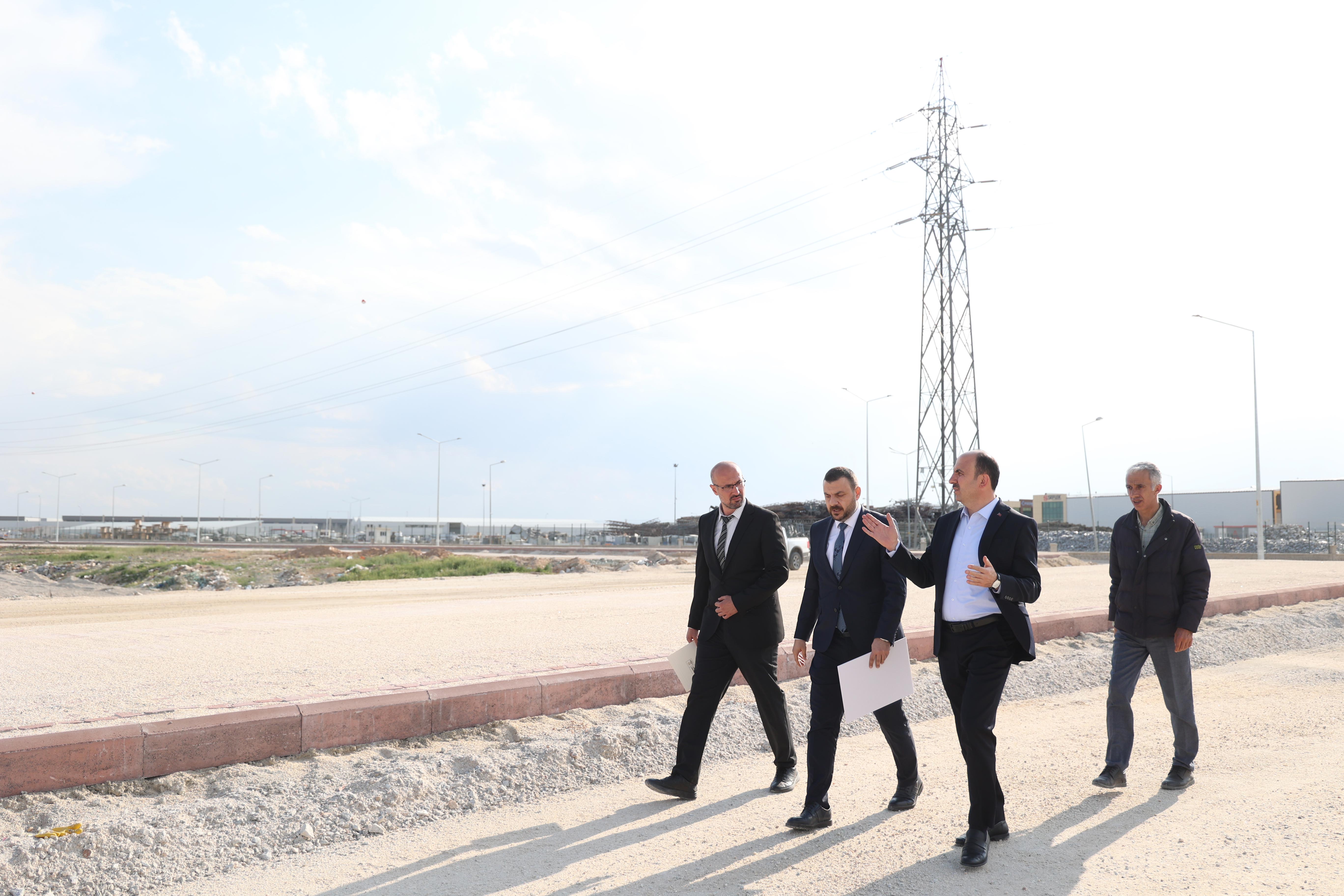 BAŞKAN ALTAY, SANAYİ BÖLGESİNDE TRAFİK YÜKÜNÜ RAHATLATACAK 15 KİLOMETRELİK İKİ YENİ CADDEDE İNCELEMELERDE BULUNDU