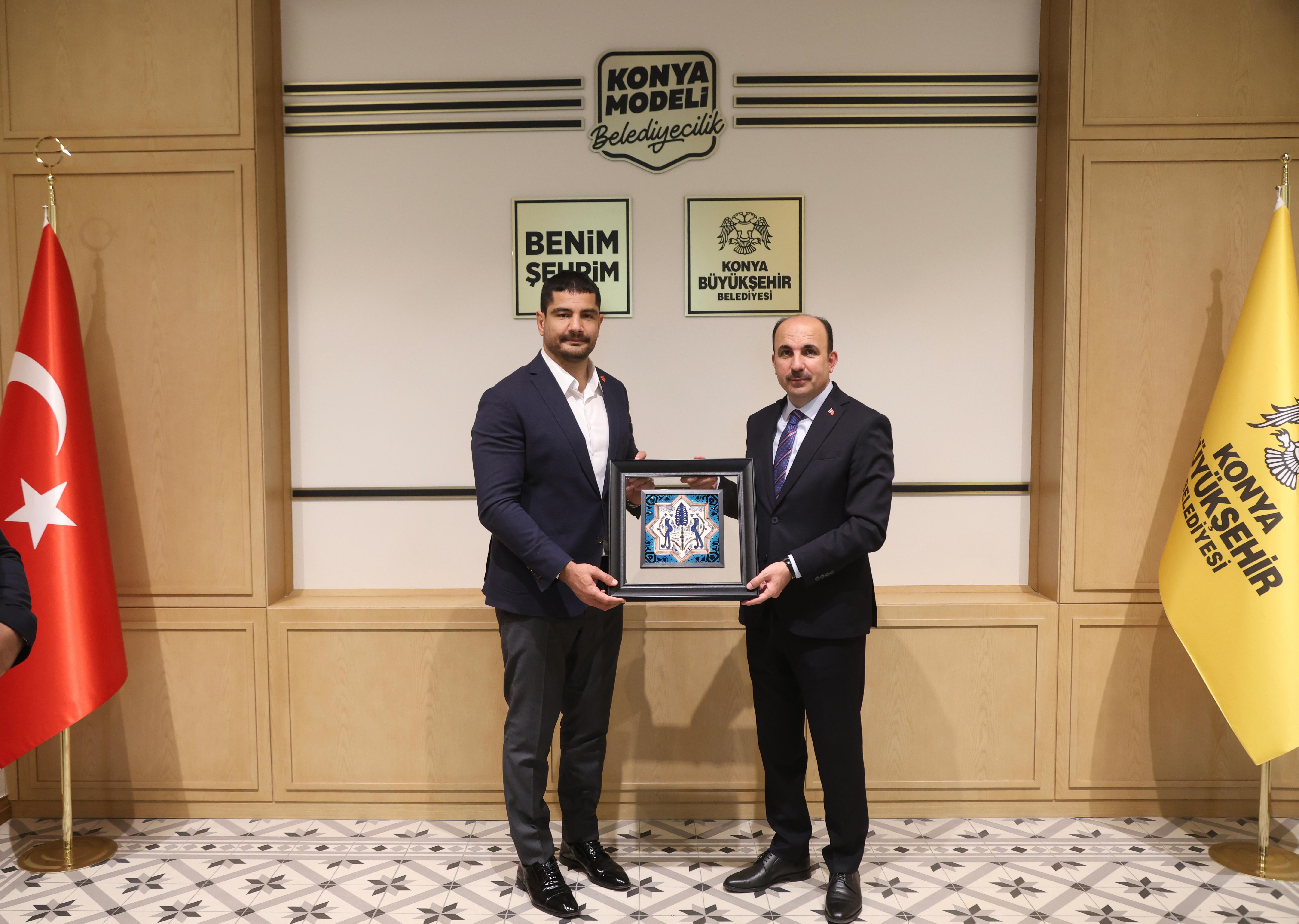 TÜRKİYE GÜREŞ FEDERASYONU BAŞKANI AKGÜL, MİLLİ OLİMPİYAT KOMİTESİ BAŞKANI ÇAKIR VE MİLLİ GÜREŞÇİ KAYAALP BAŞKAN ALTAY’I ZİYARET ETTİ