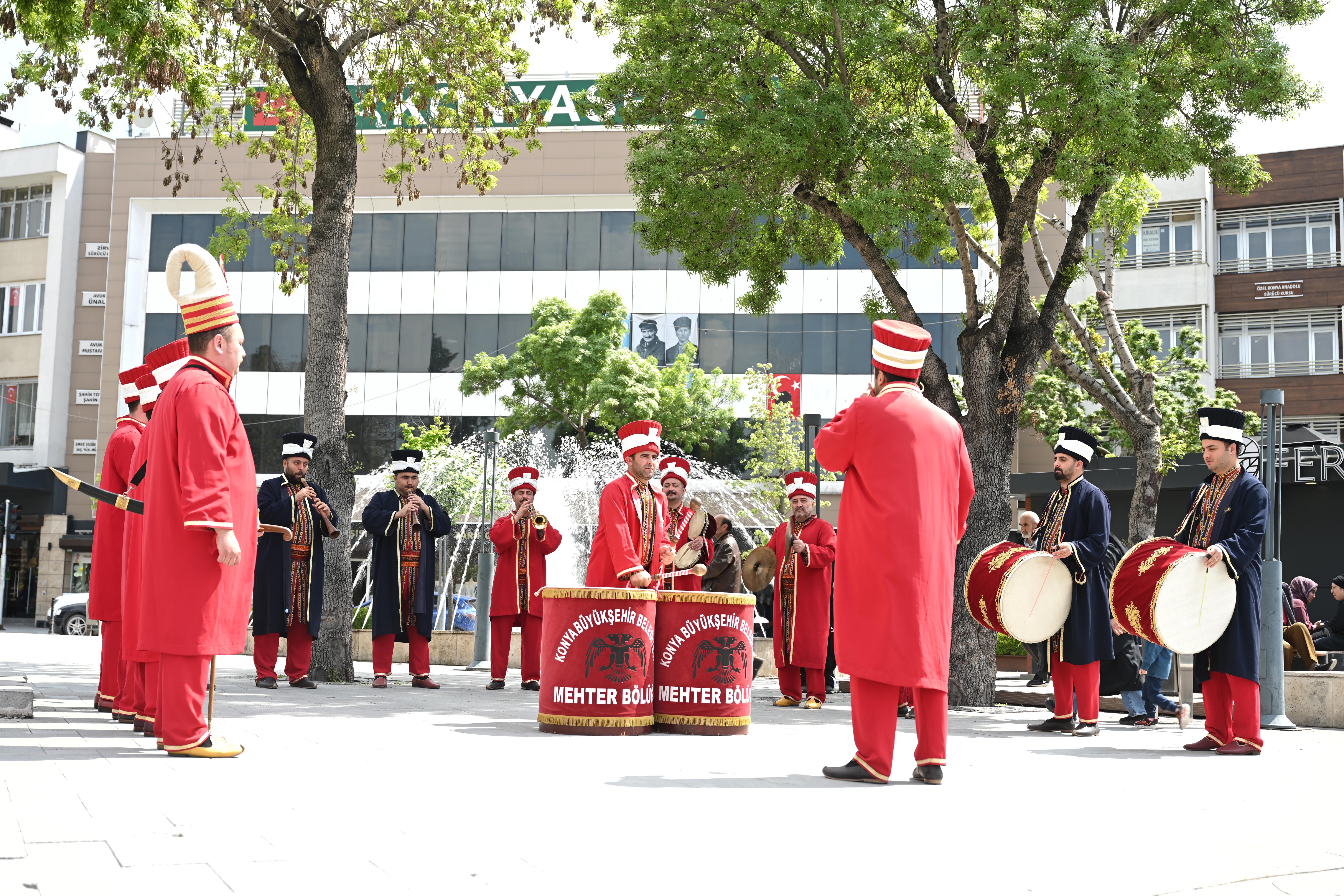 KONYA BÜYÜKŞEHİR MEHTER TAKIMI İLE ŞEHRİN MEYDANLARINDA MEHTER COŞKUSU SÜRÜYOR