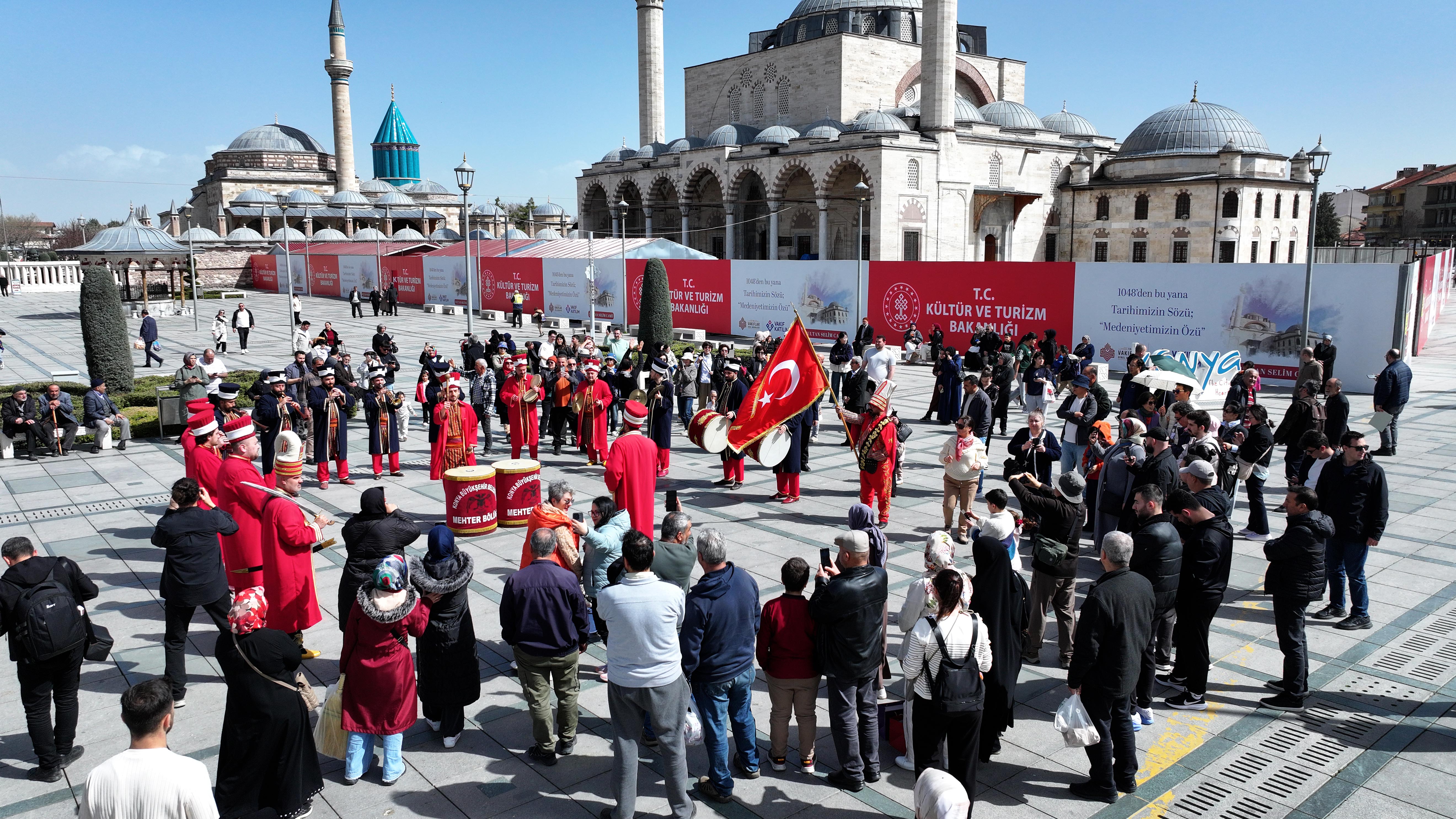 KONYA BÜYÜKŞEHİR MEHTER TAKIMI İLE ŞEHRİN MEYDANLARINDA MEHTER COŞKUSU SÜRÜYOR