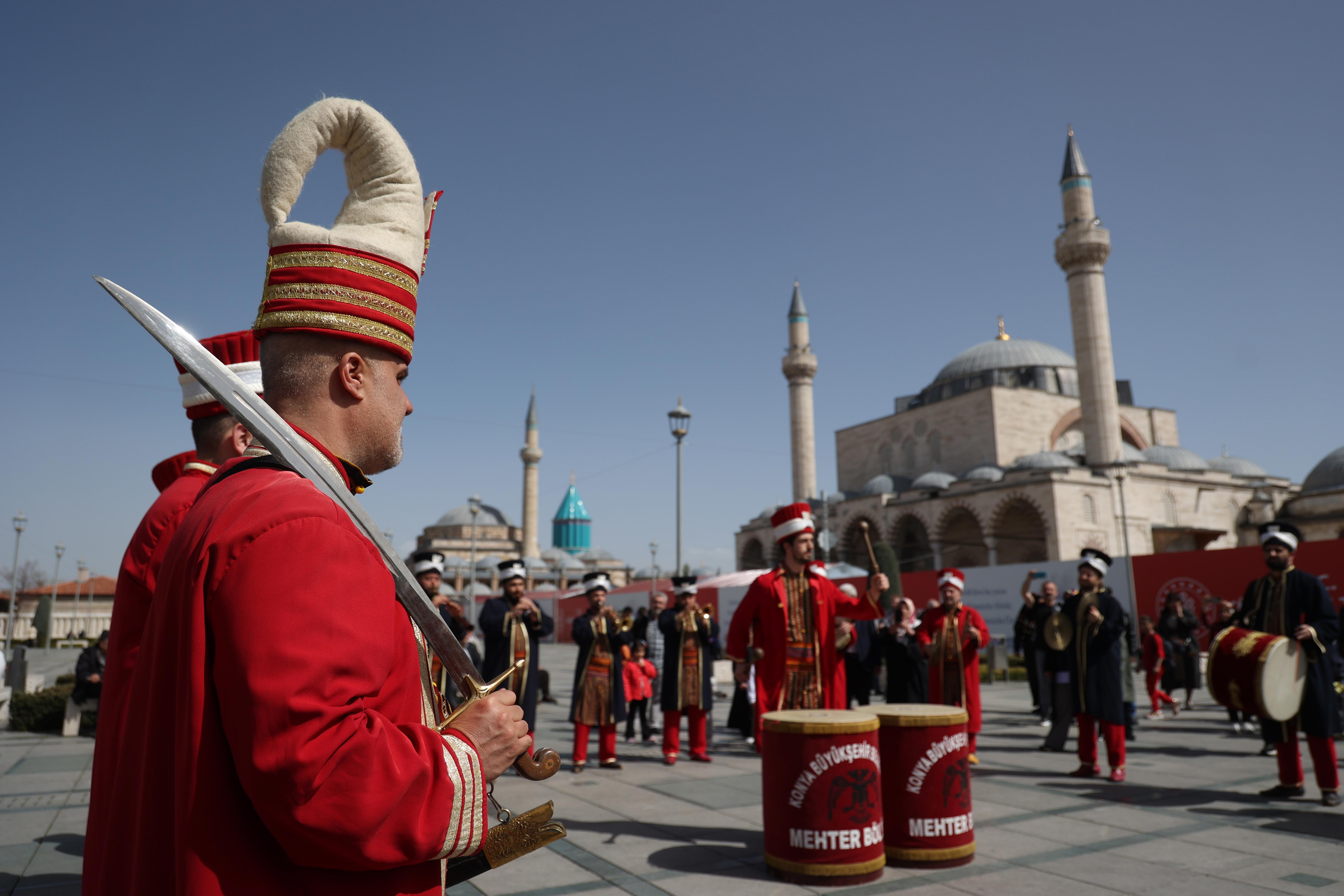 KONYA BÜYÜKŞEHİR MEHTER TAKIMI İLE ŞEHRİN MEYDANLARINDA MEHTER COŞKUSU SÜRÜYOR