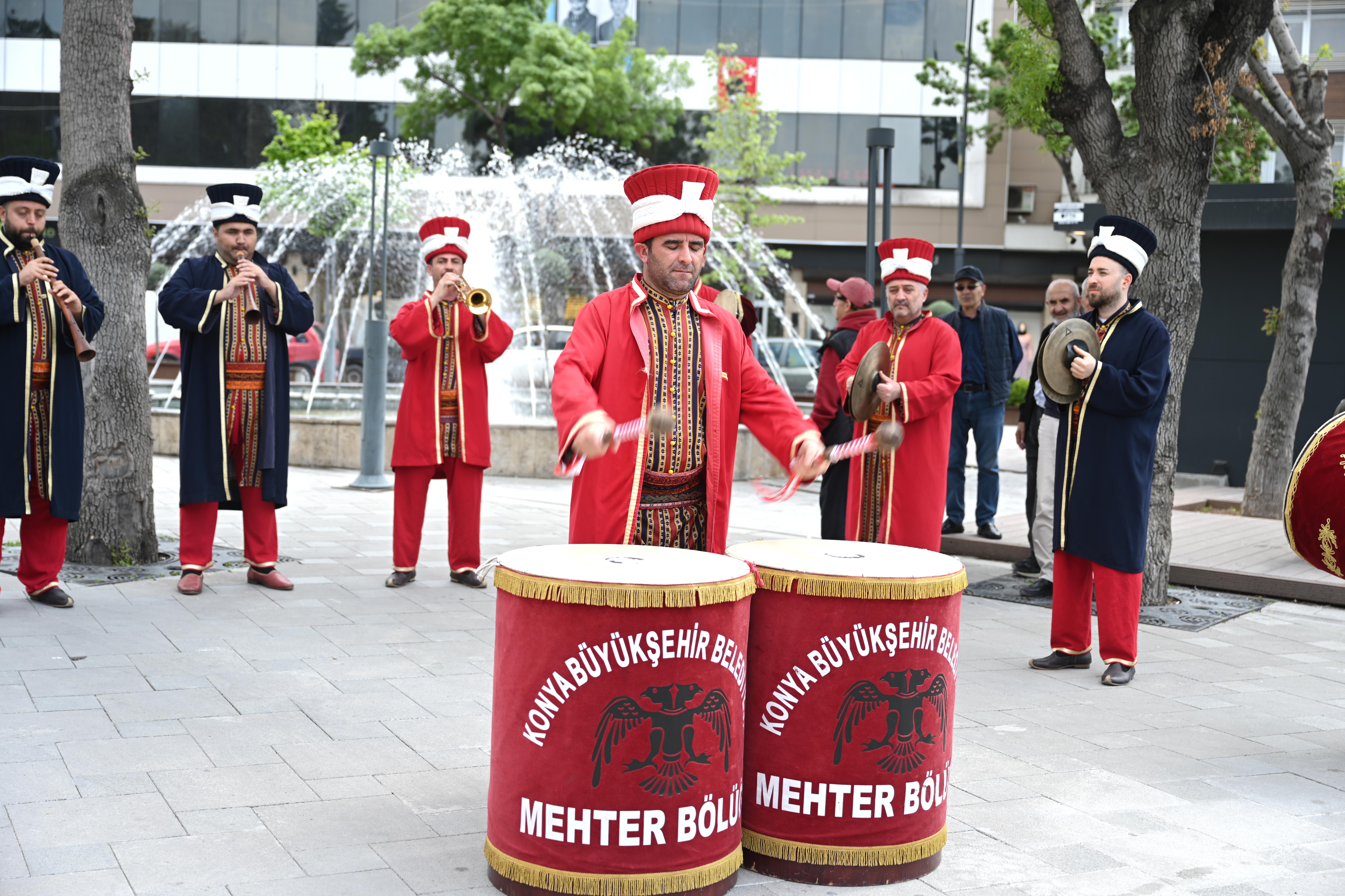 KONYA BÜYÜKŞEHİR MEHTER TAKIMI İLE ŞEHRİN MEYDANLARINDA MEHTER COŞKUSU SÜRÜYOR