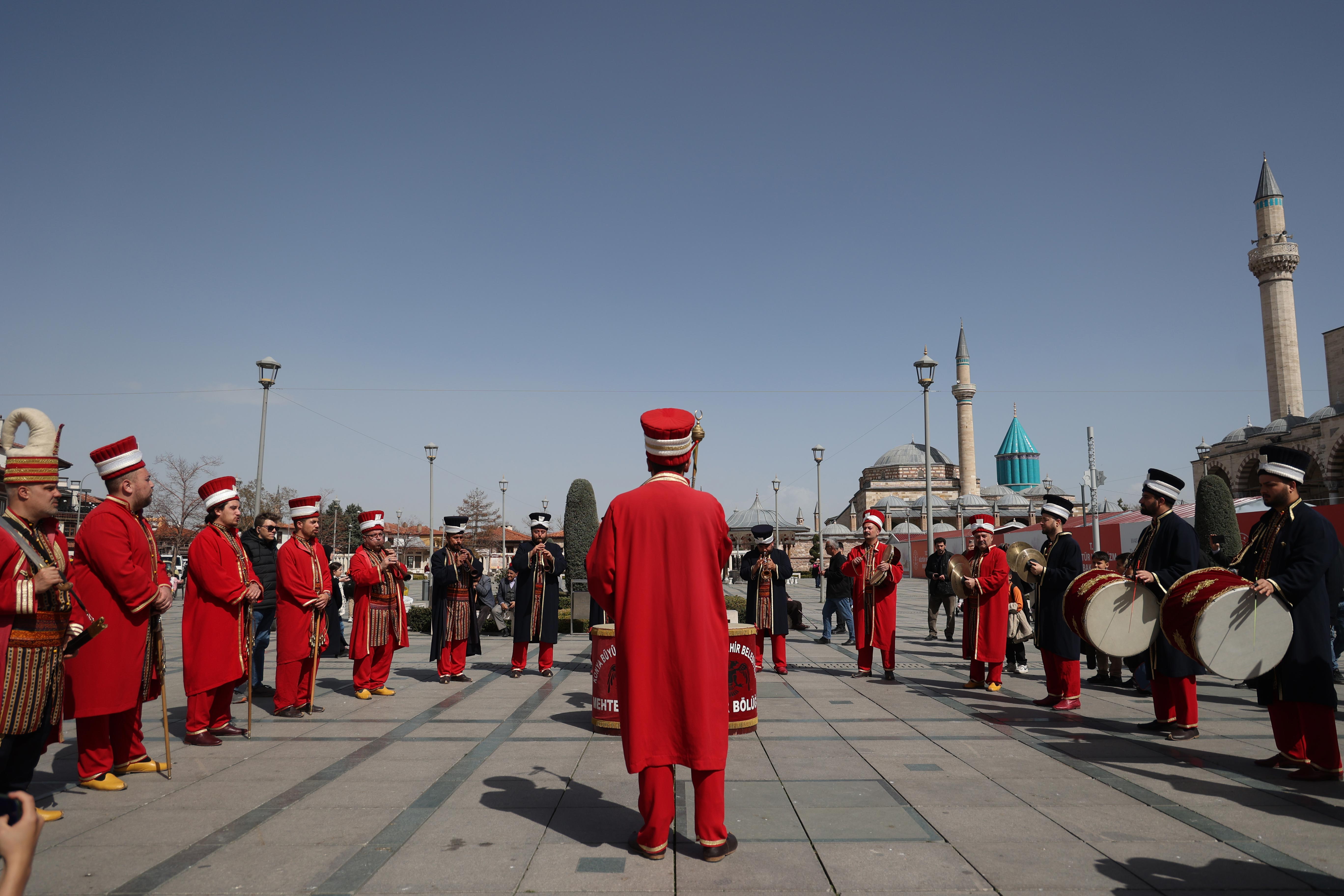 KONYA BÜYÜKŞEHİR MEHTER TAKIMI İLE ŞEHRİN MEYDANLARINDA MEHTER COŞKUSU SÜRÜYOR