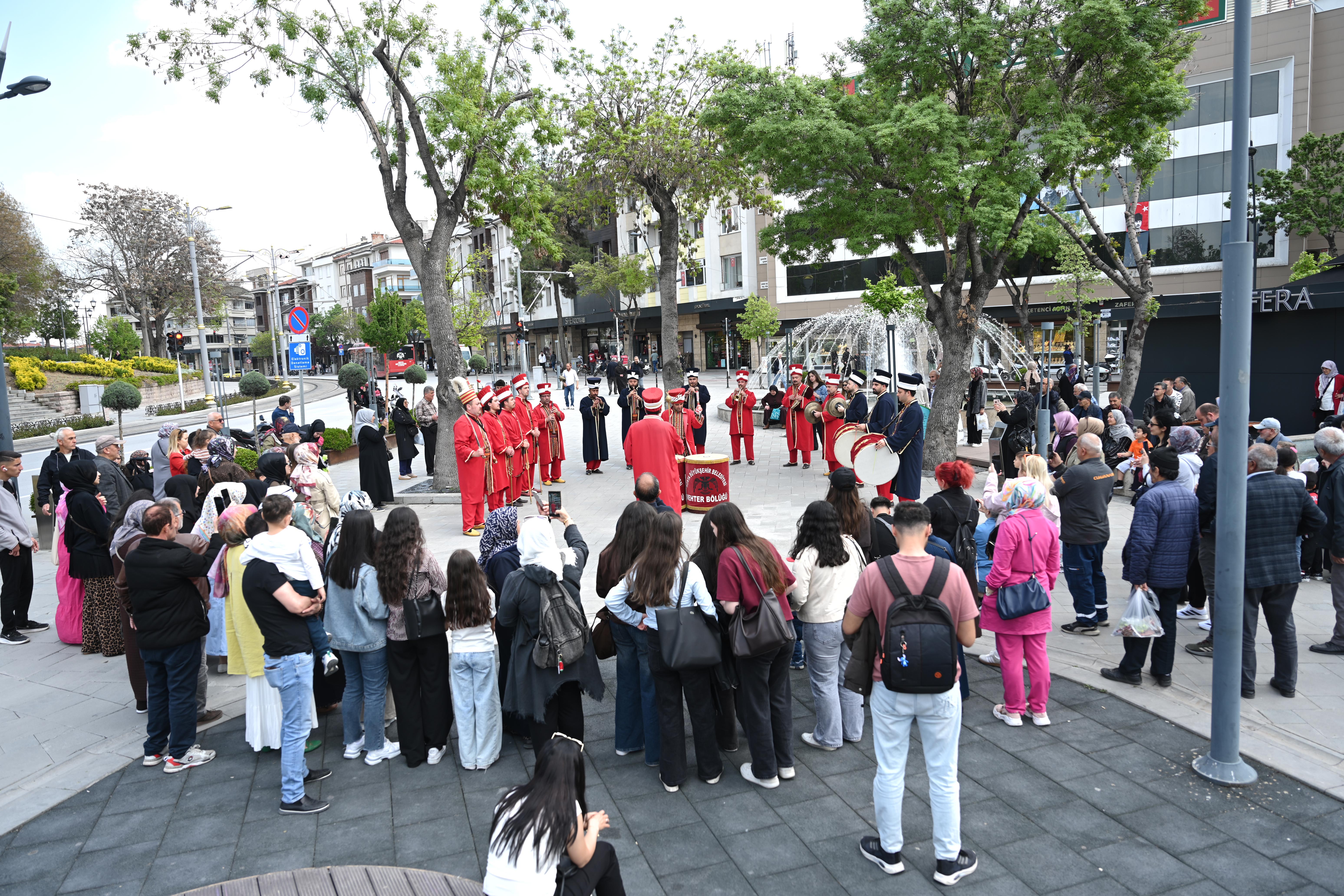 KONYA BÜYÜKŞEHİR MEHTER TAKIMI İLE ŞEHRİN MEYDANLARINDA MEHTER COŞKUSU SÜRÜYOR