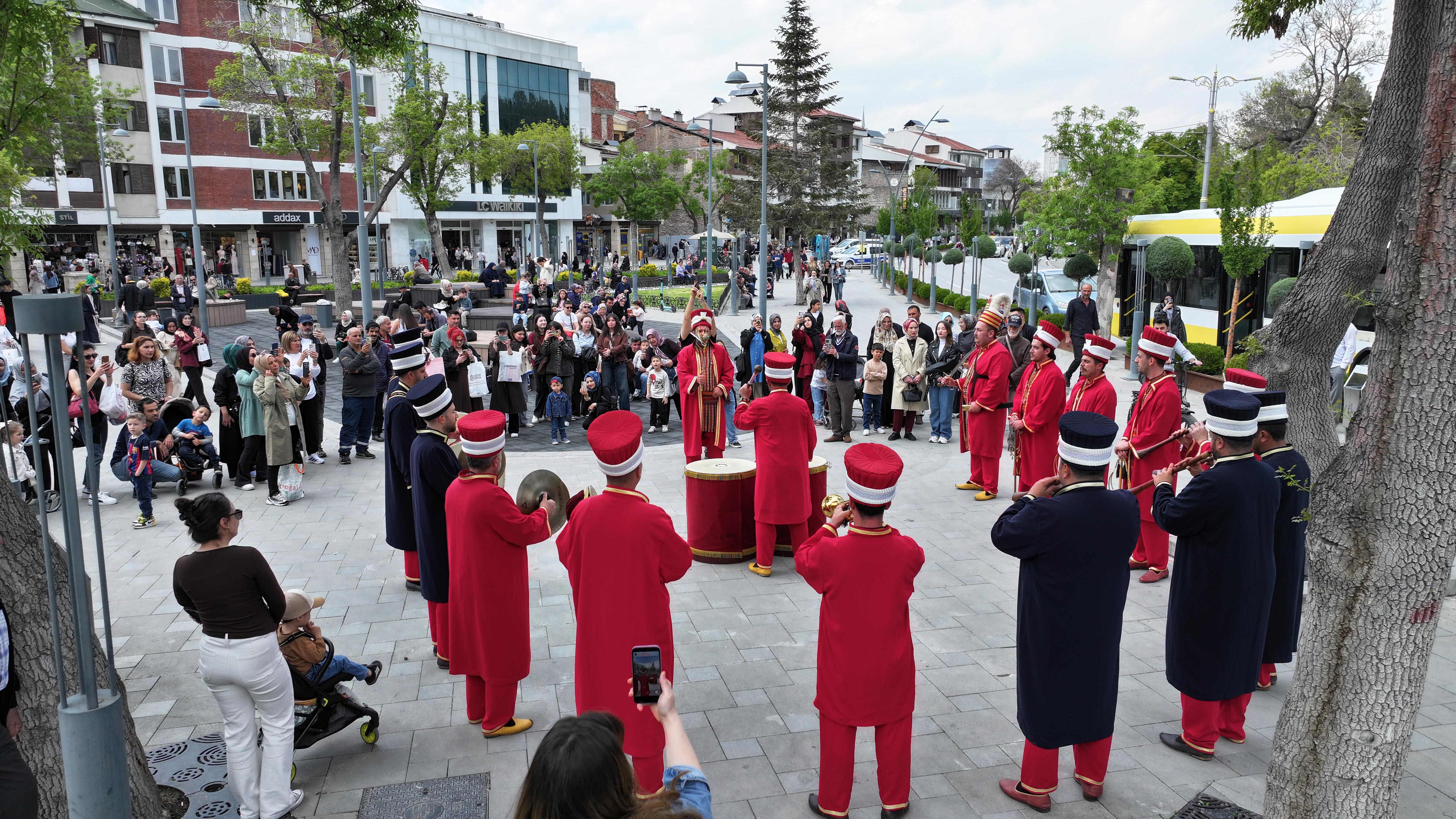 KONYA BÜYÜKŞEHİR MEHTER TAKIMI İLE ŞEHRİN MEYDANLARINDA MEHTER COŞKUSU SÜRÜYOR