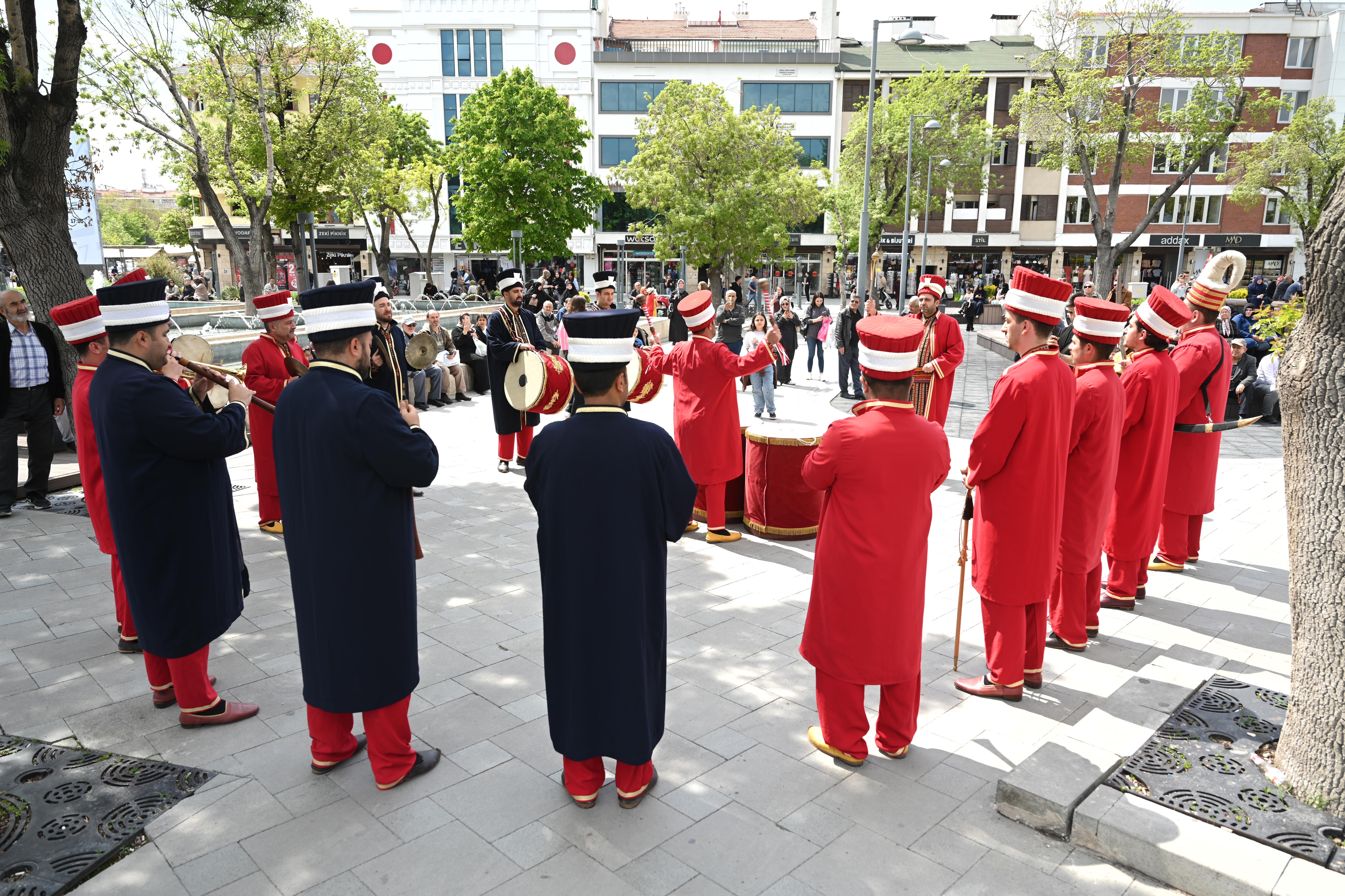 KONYA BÜYÜKŞEHİR MEHTER TAKIMI İLE ŞEHRİN MEYDANLARINDA MEHTER COŞKUSU SÜRÜYOR
