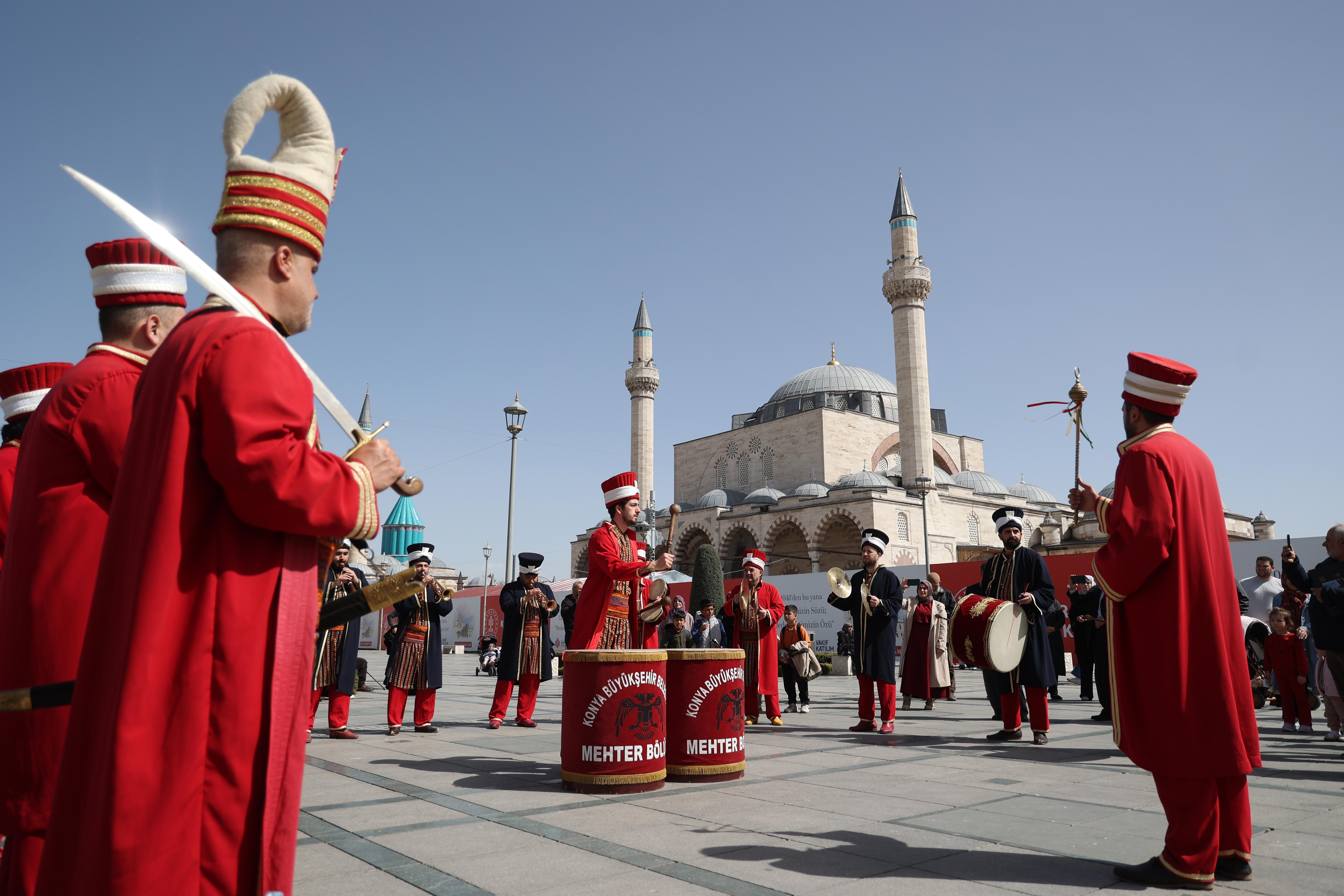 KONYA BÜYÜKŞEHİR MEHTER TAKIMI İLE ŞEHRİN MEYDANLARINDA MEHTER COŞKUSU SÜRÜYOR