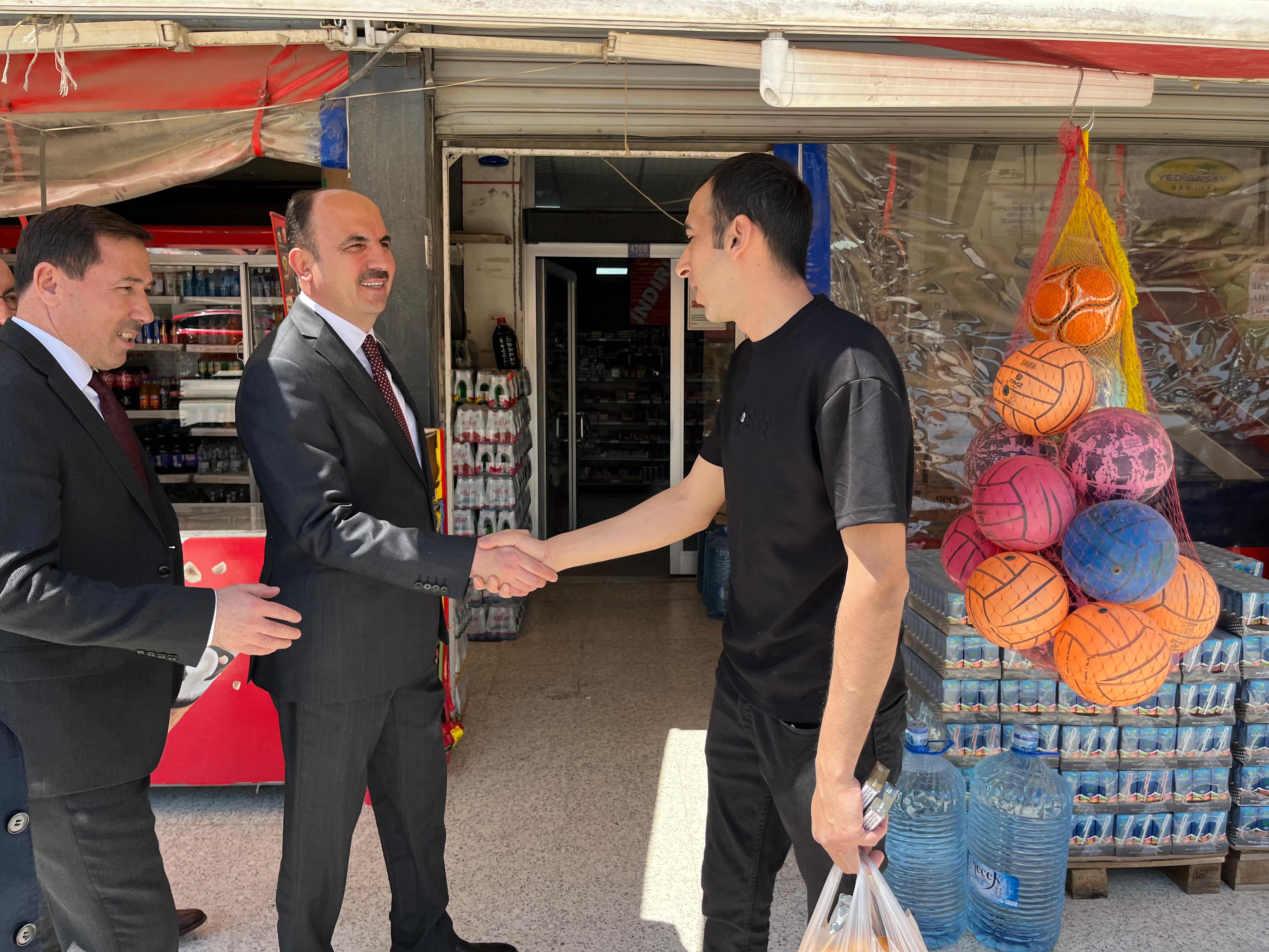 BAŞKAN ALTAY, BAŞKAN KILCA, BAŞKAN KAVUŞ, KARAMAN CADDESİ’NDE ESNAF VE VATANDAŞLARLA BULUŞTU