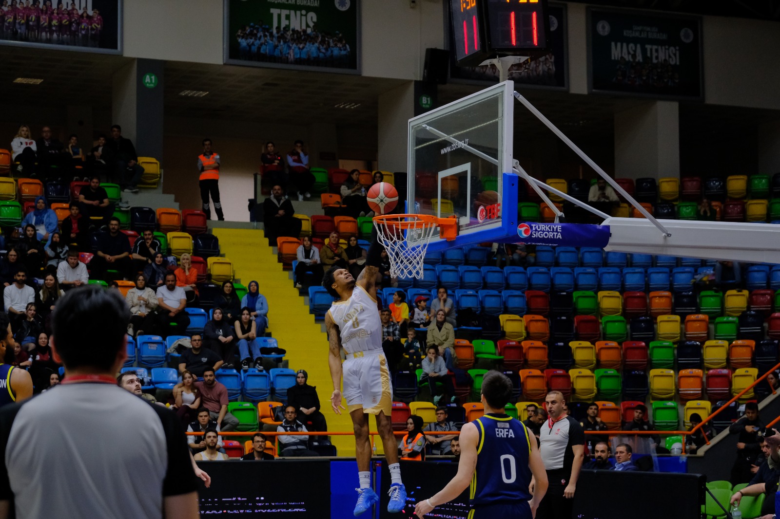 KONYA BÜYÜKŞEHİR PLAY-OFF ÇEYREK FİNALİNDE AVANTAJI KAPTI