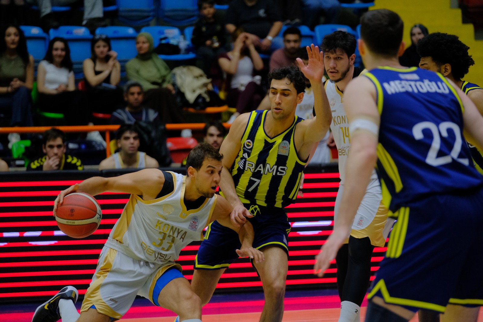 KONYA BÜYÜKŞEHİR PLAY-OFF ÇEYREK FİNALİNDE AVANTAJI KAPTI