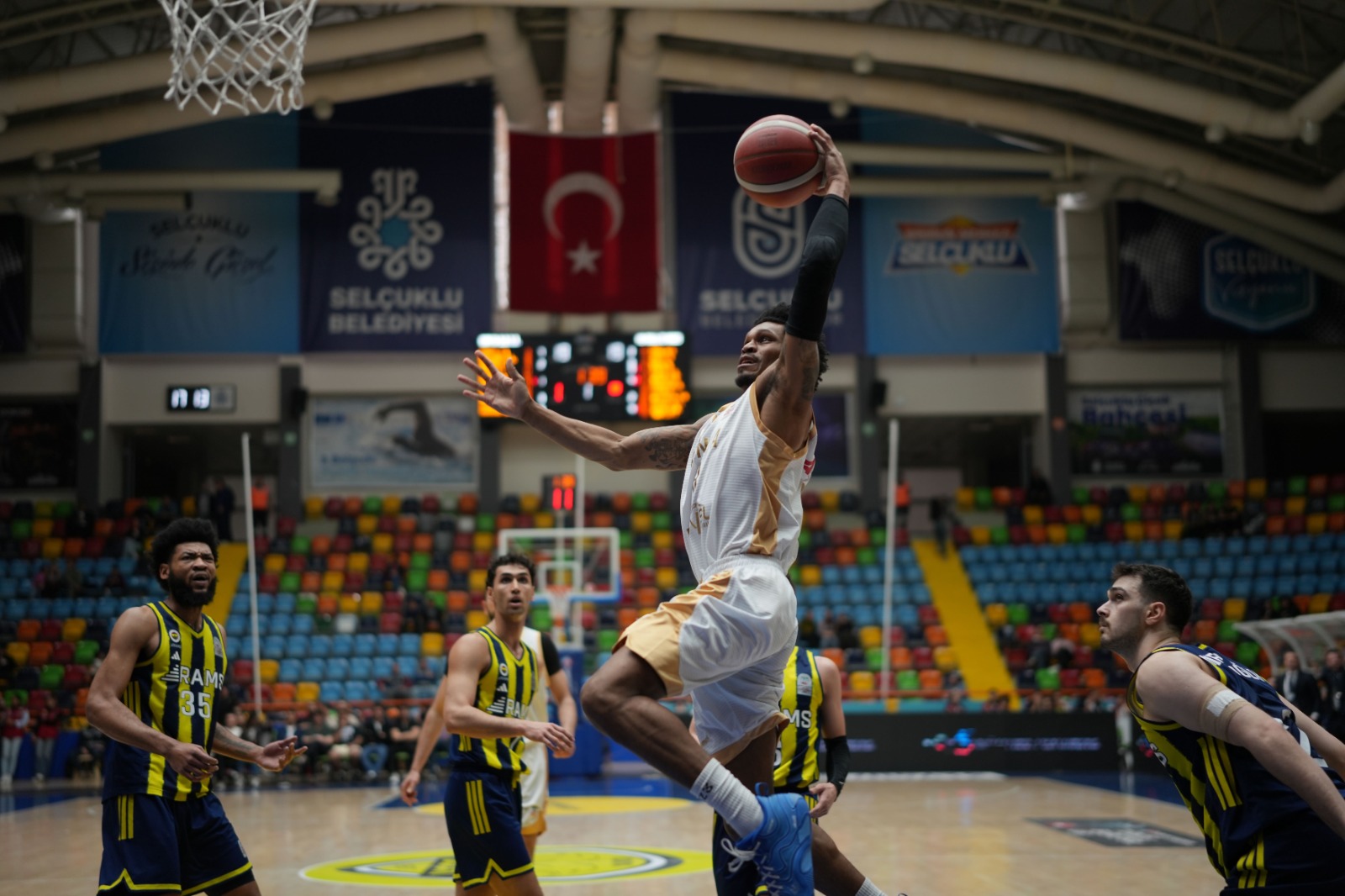 KONYA BÜYÜKŞEHİR PLAY-OFF ÇEYREK FİNALİNDE AVANTAJI KAPTI