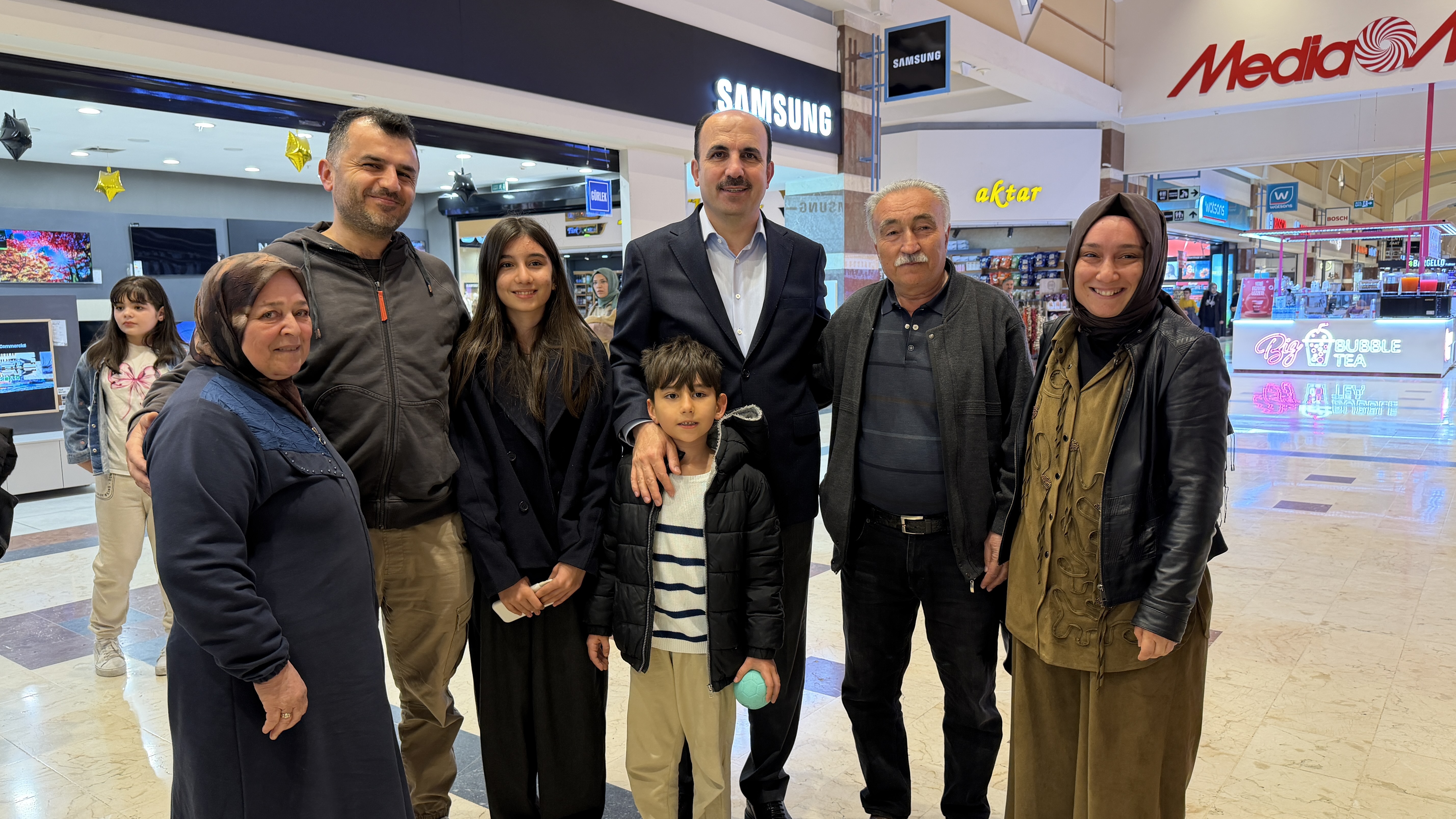 BAŞKAN ALTAY ALIŞVERİŞ MERKEZİNDE ESNAFLA VE VATANDAŞLARLA BULUŞTU