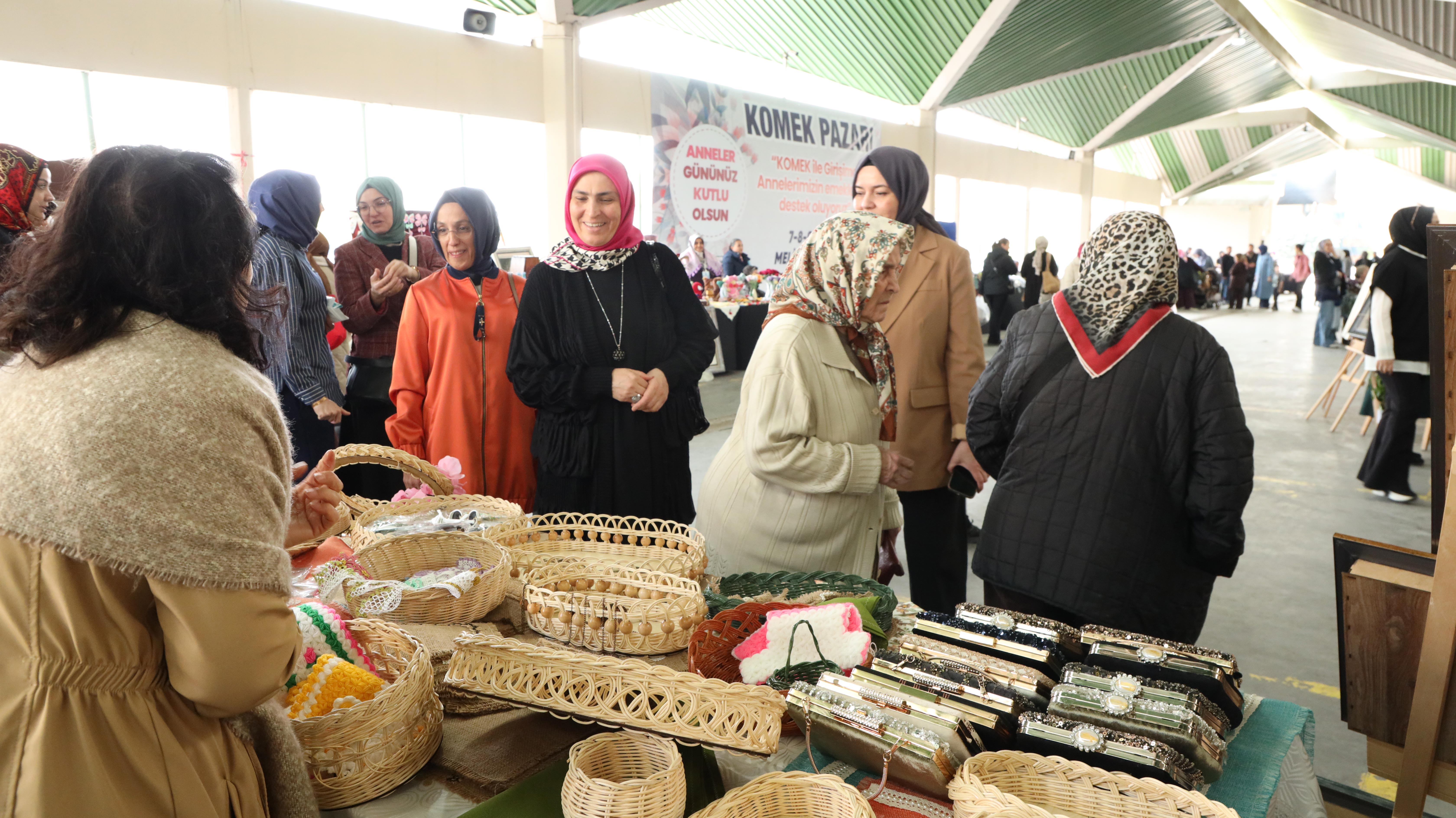 KONYALI KADINLAR, ANNELER GÜNÜ DOLAYISIYLA KOMEK PAZARI'NDA BULUŞTU
