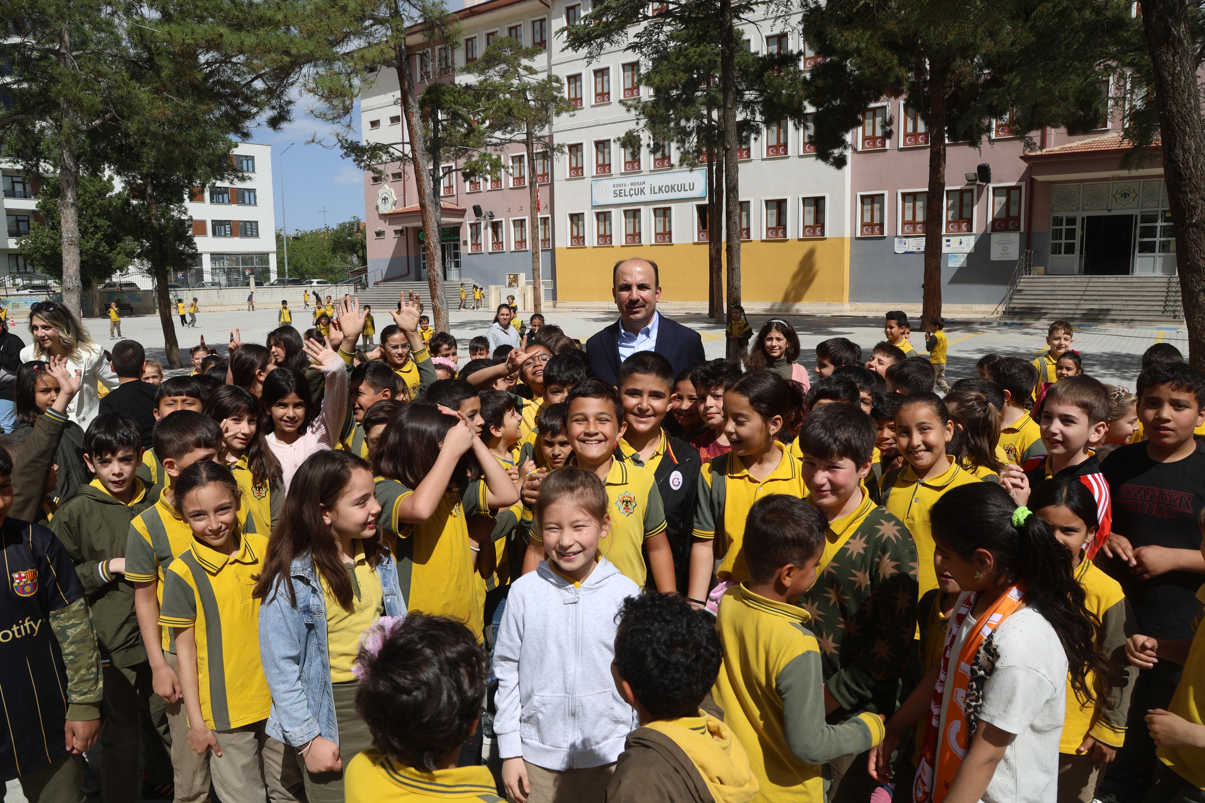 BAŞKAN ALTAY MEZUN OLDUĞU SELÇUK İLKOKULU’NDA ÖĞRENCİLERLE BULUŞTU
