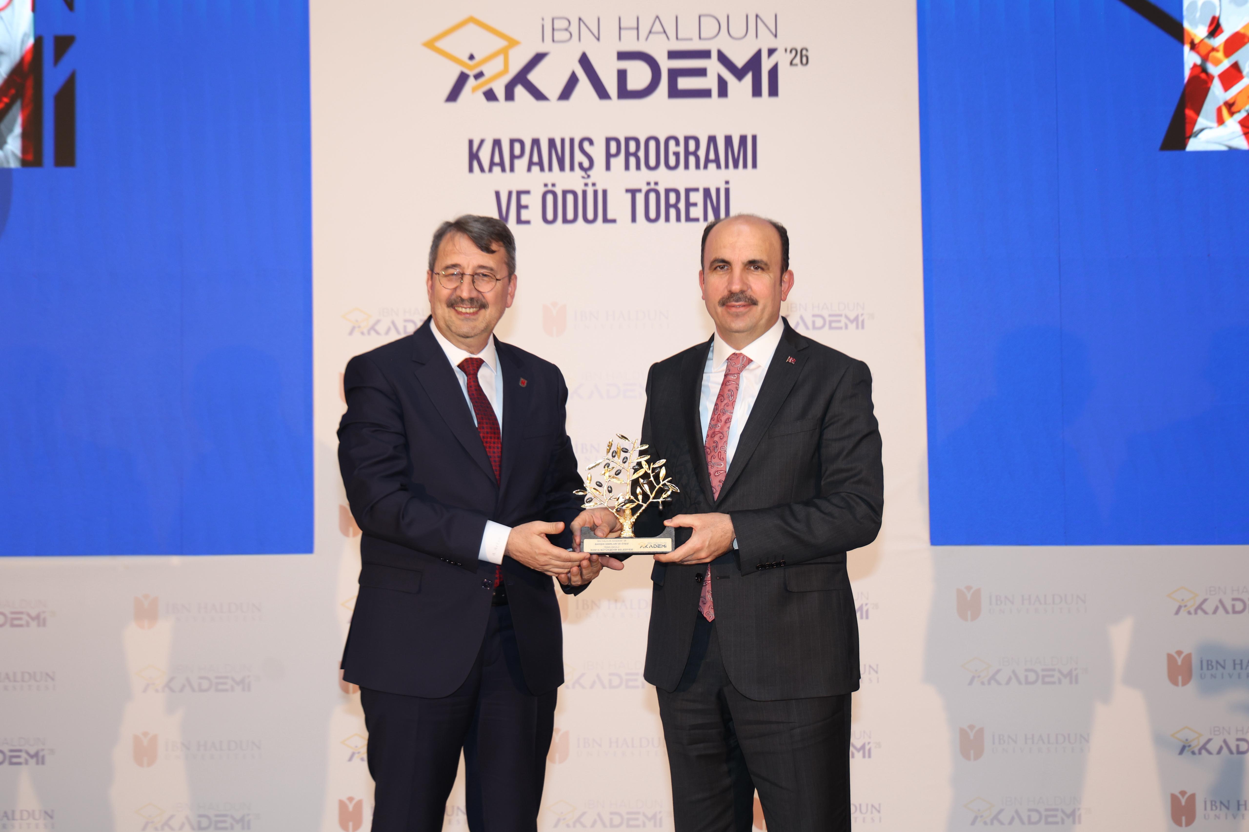 BAŞKAN ALTAY'A İBN HALDUN ÜNİVERSİTESİ'NDEN GENÇLİK PROJELERİ ÖDÜLÜ