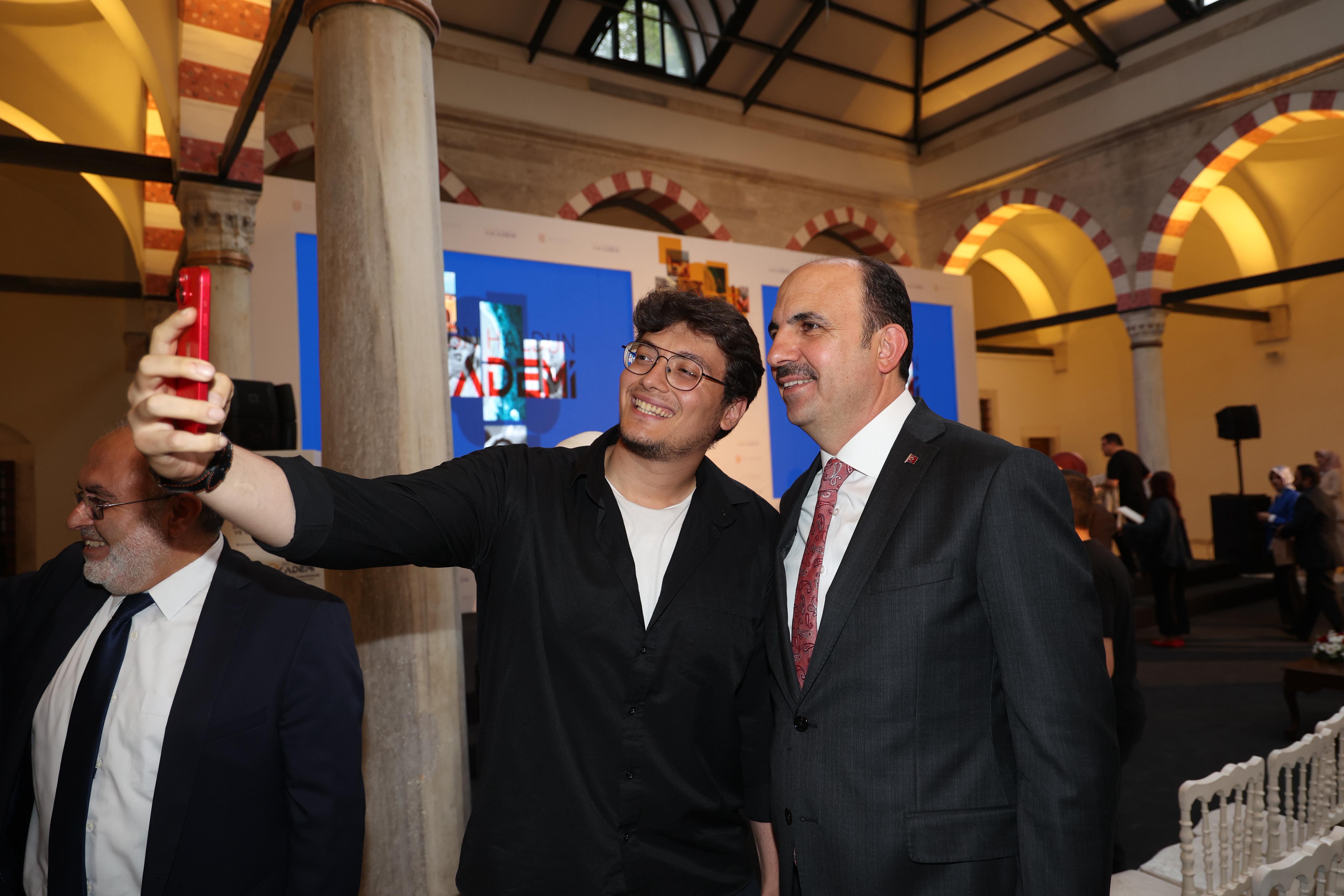 BAŞKAN ALTAY'A İBN HALDUN ÜNİVERSİTESİ'NDEN GENÇLİK PROJELERİ ÖDÜLÜ