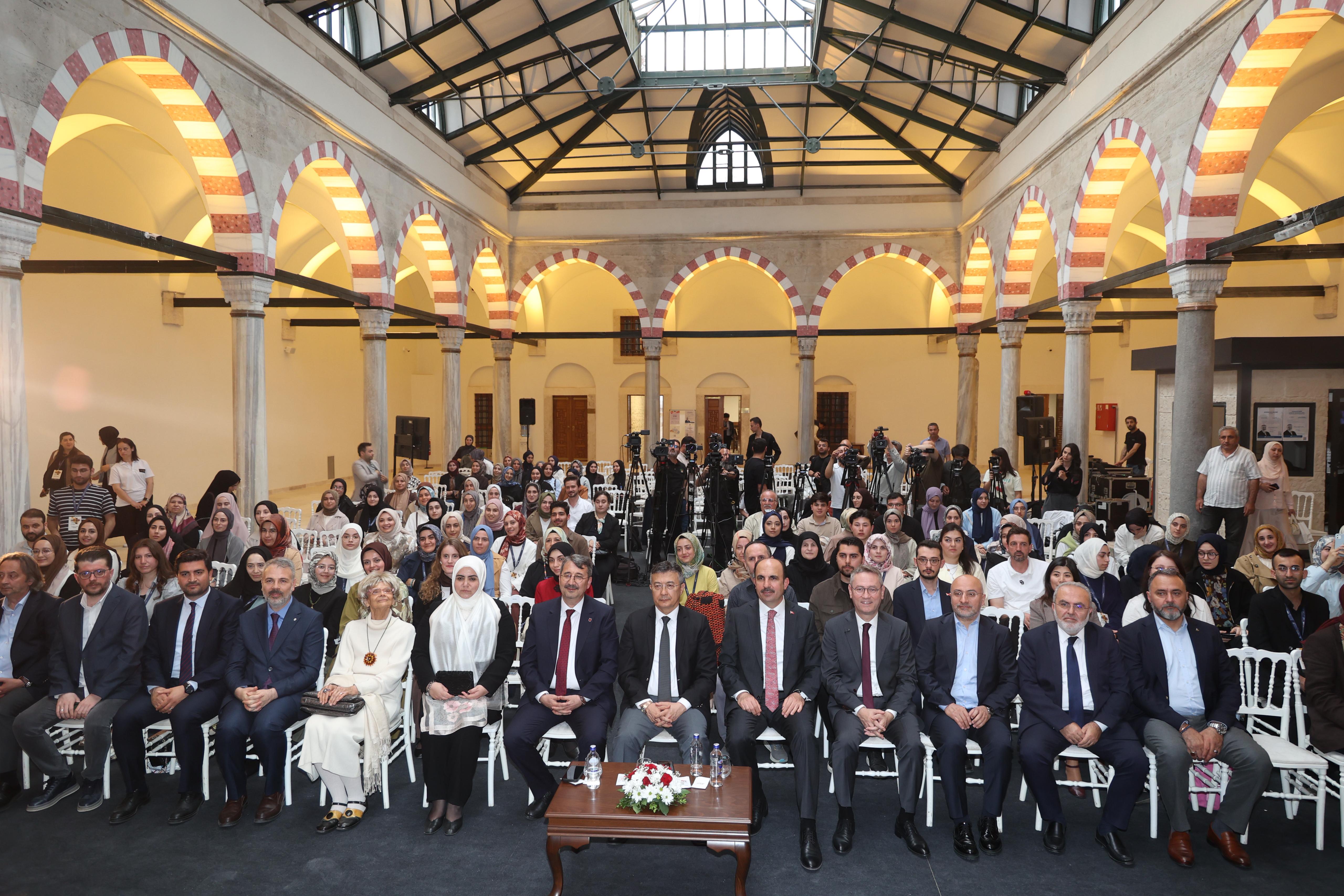 BAŞKAN ALTAY'A İBN HALDUN ÜNİVERSİTESİ'NDEN GENÇLİK PROJELERİ ÖDÜLÜ