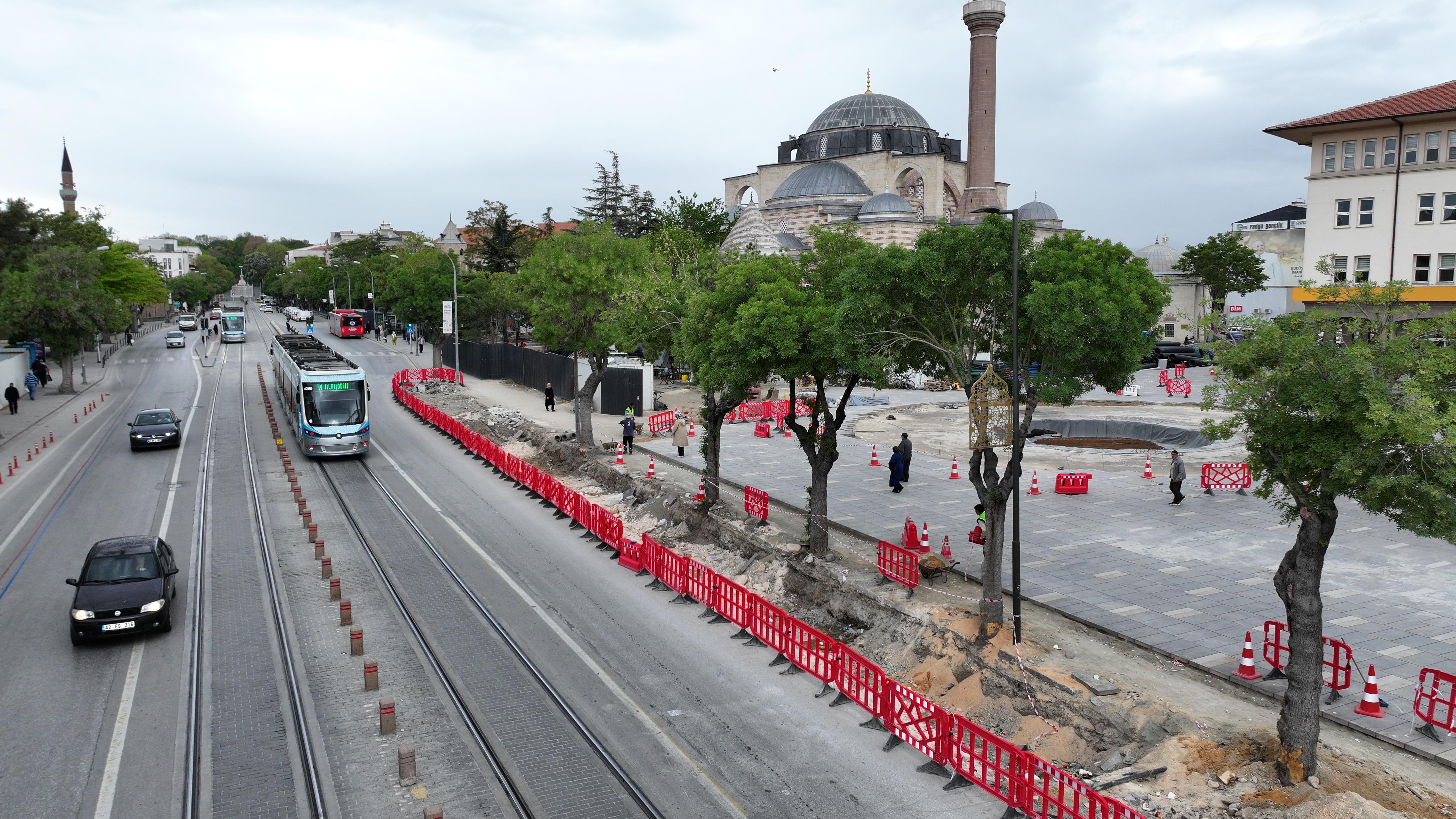 BAŞKAN ALTAY MEVLANA CADDESİ’NDE YÜRÜTÜLEN ÇEVRE DÜZENLEME VE MEYDAN YENİLEME ÇALIŞMALARINI İNCELEDİ