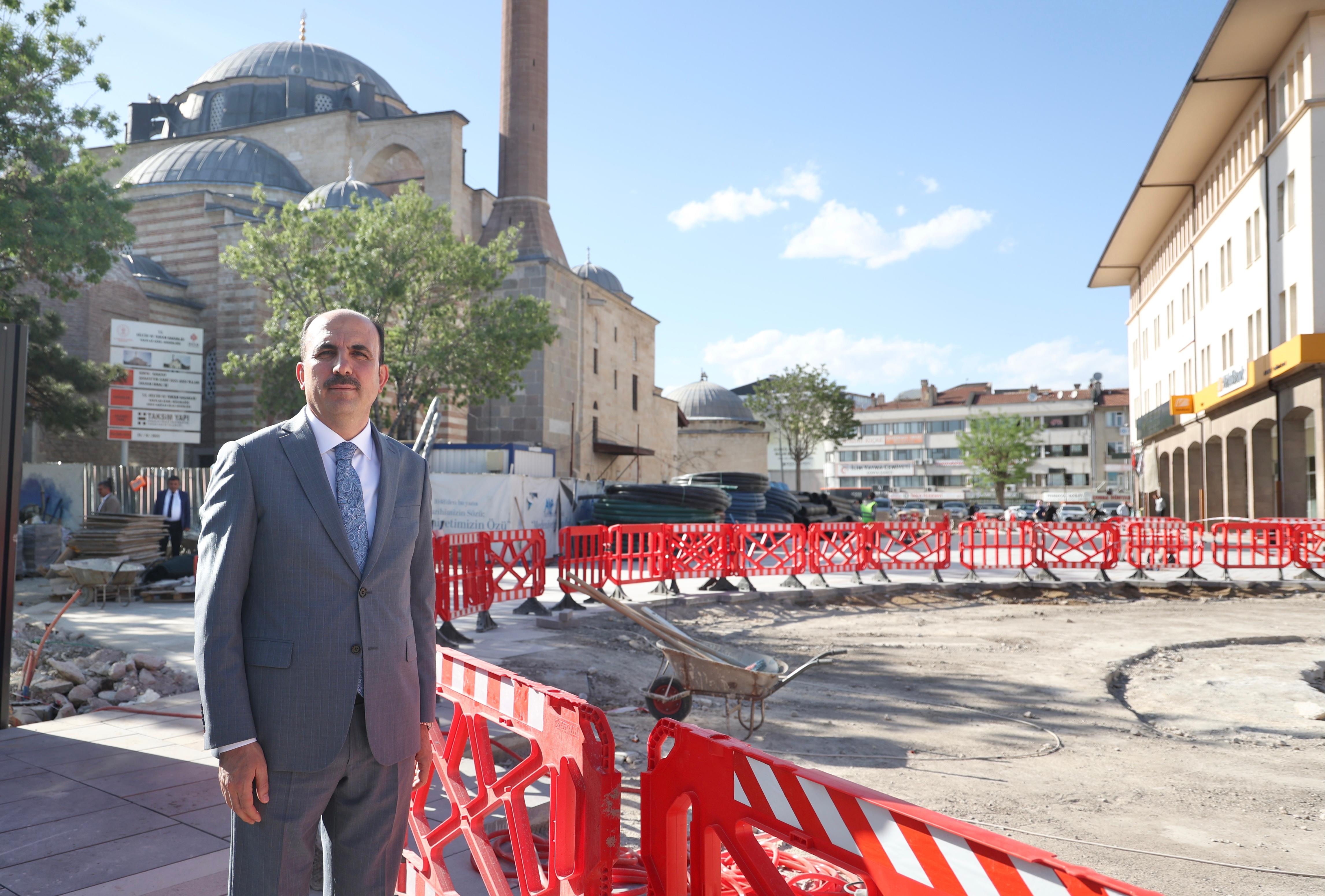 BAŞKAN ALTAY MEVLANA CADDESİ’NDE YÜRÜTÜLEN ÇEVRE DÜZENLEME VE MEYDAN YENİLEME ÇALIŞMALARINI İNCELEDİ