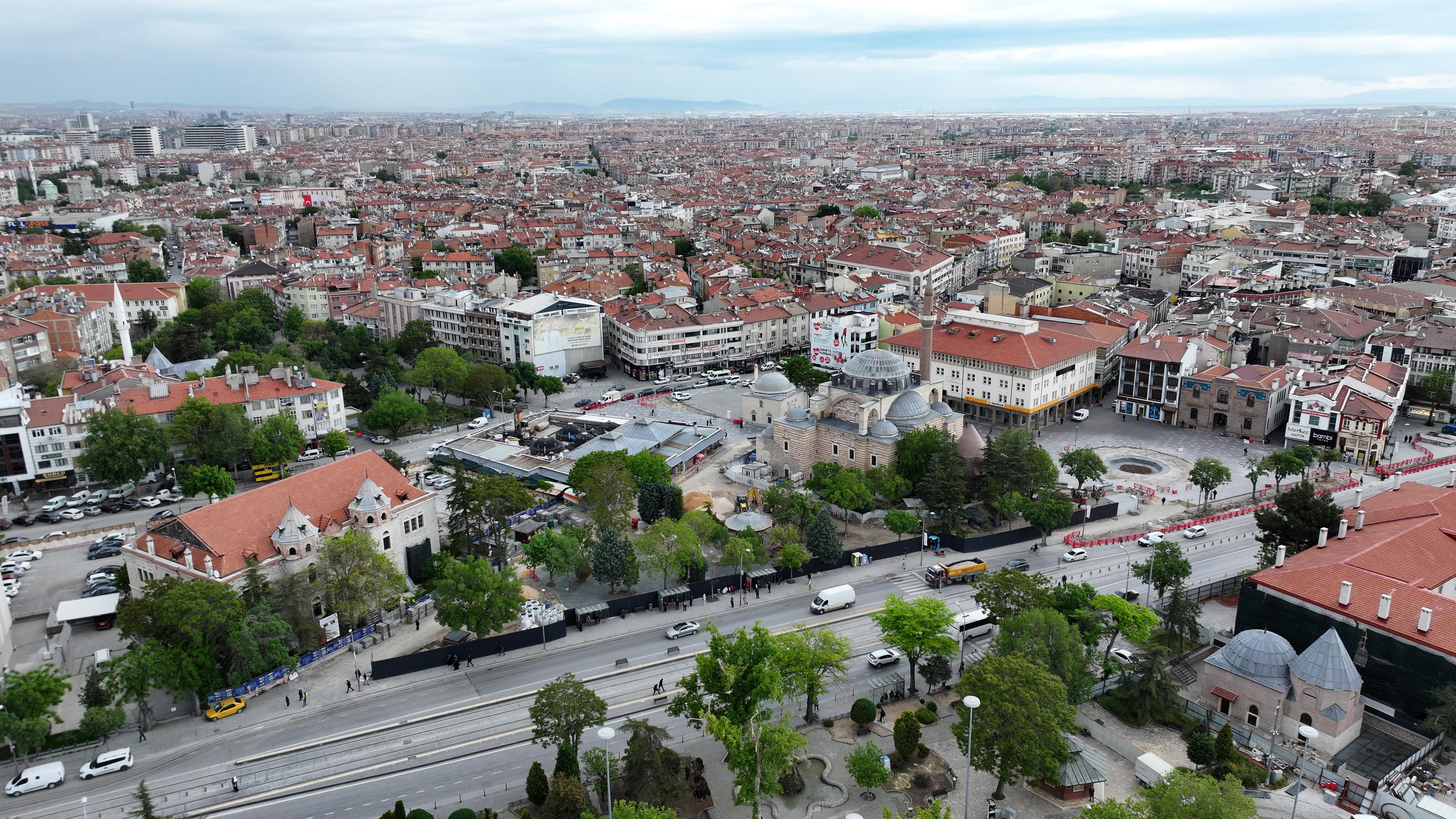 BAŞKAN ALTAY MEVLANA CADDESİ’NDE YÜRÜTÜLEN ÇEVRE DÜZENLEME VE MEYDAN YENİLEME ÇALIŞMALARINI İNCELEDİ