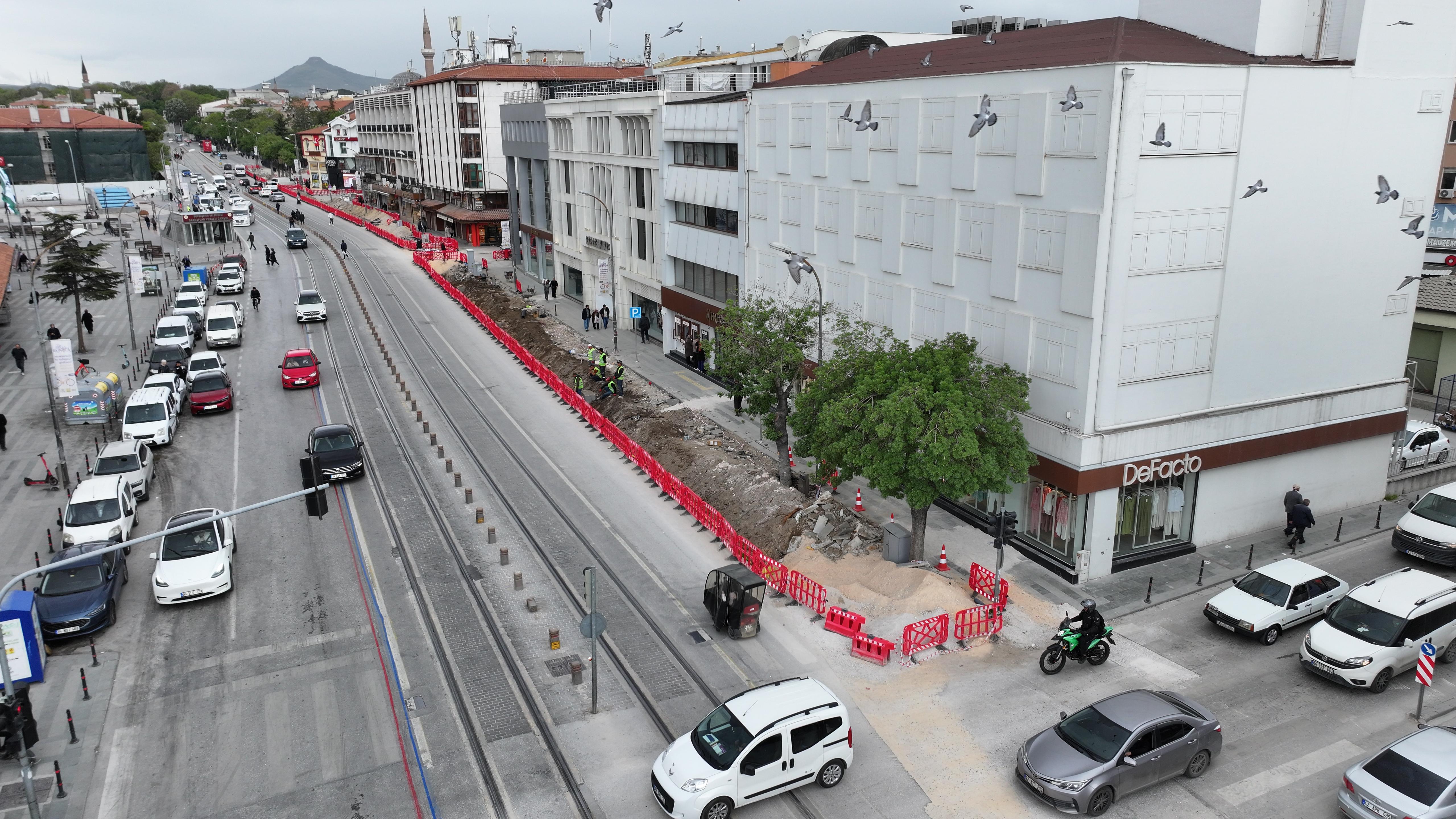 BAŞKAN ALTAY MEVLANA CADDESİ’NDE YÜRÜTÜLEN ÇEVRE DÜZENLEME VE MEYDAN YENİLEME ÇALIŞMALARINI İNCELEDİ