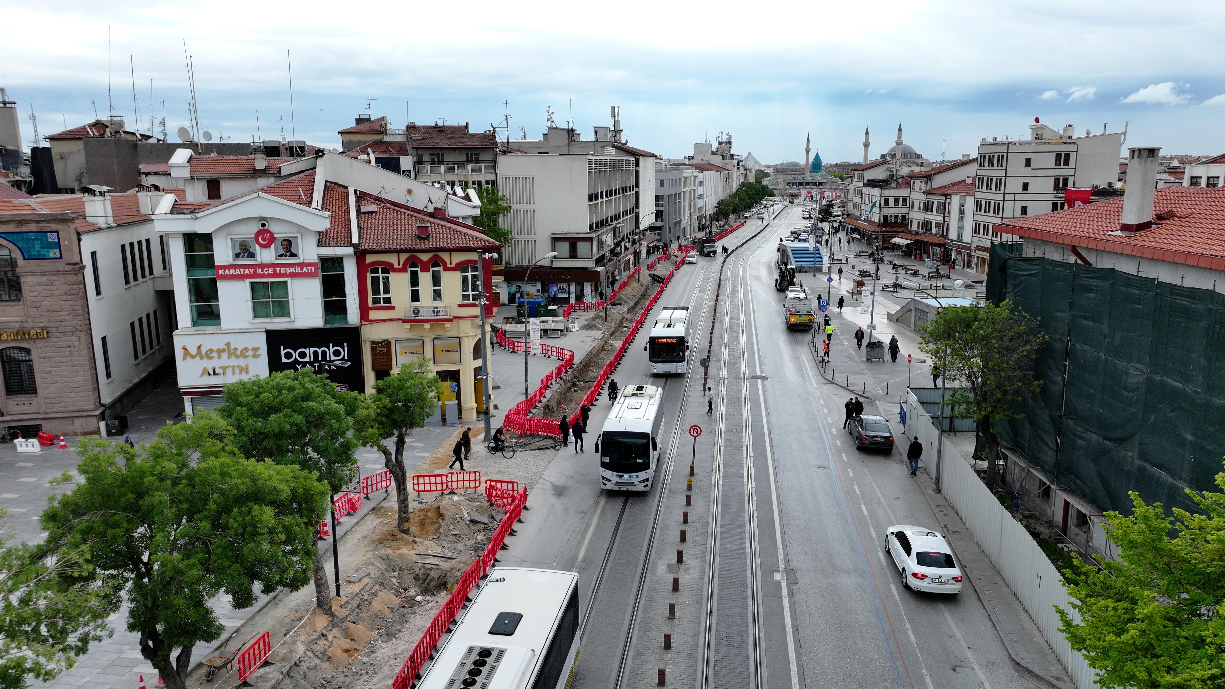 BAŞKAN ALTAY MEVLANA CADDESİ’NDE YÜRÜTÜLEN ÇEVRE DÜZENLEME VE MEYDAN YENİLEME ÇALIŞMALARINI İNCELEDİ