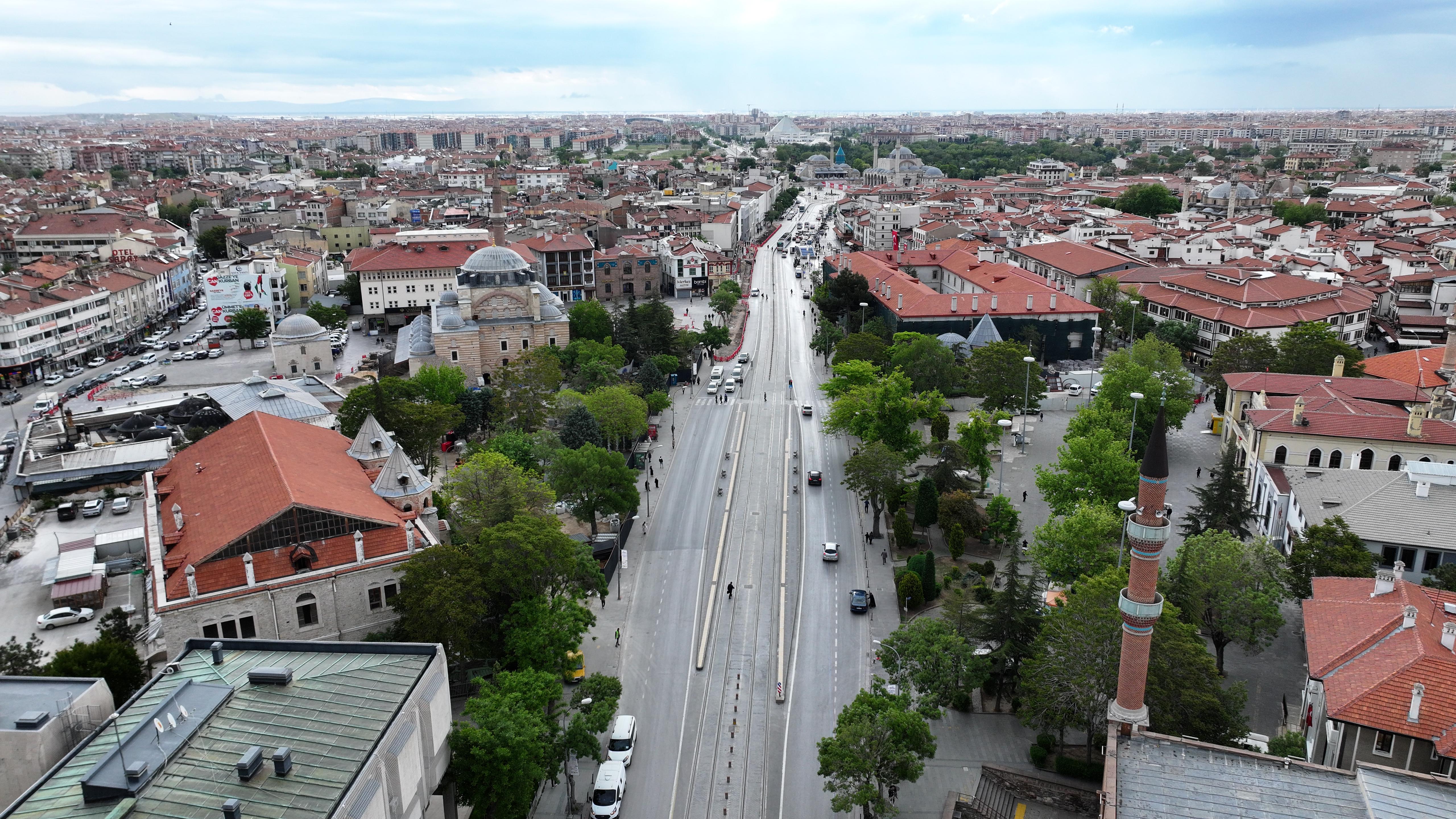 BAŞKAN ALTAY MEVLANA CADDESİ’NDE YÜRÜTÜLEN ÇEVRE DÜZENLEME VE MEYDAN YENİLEME ÇALIŞMALARINI İNCELEDİ