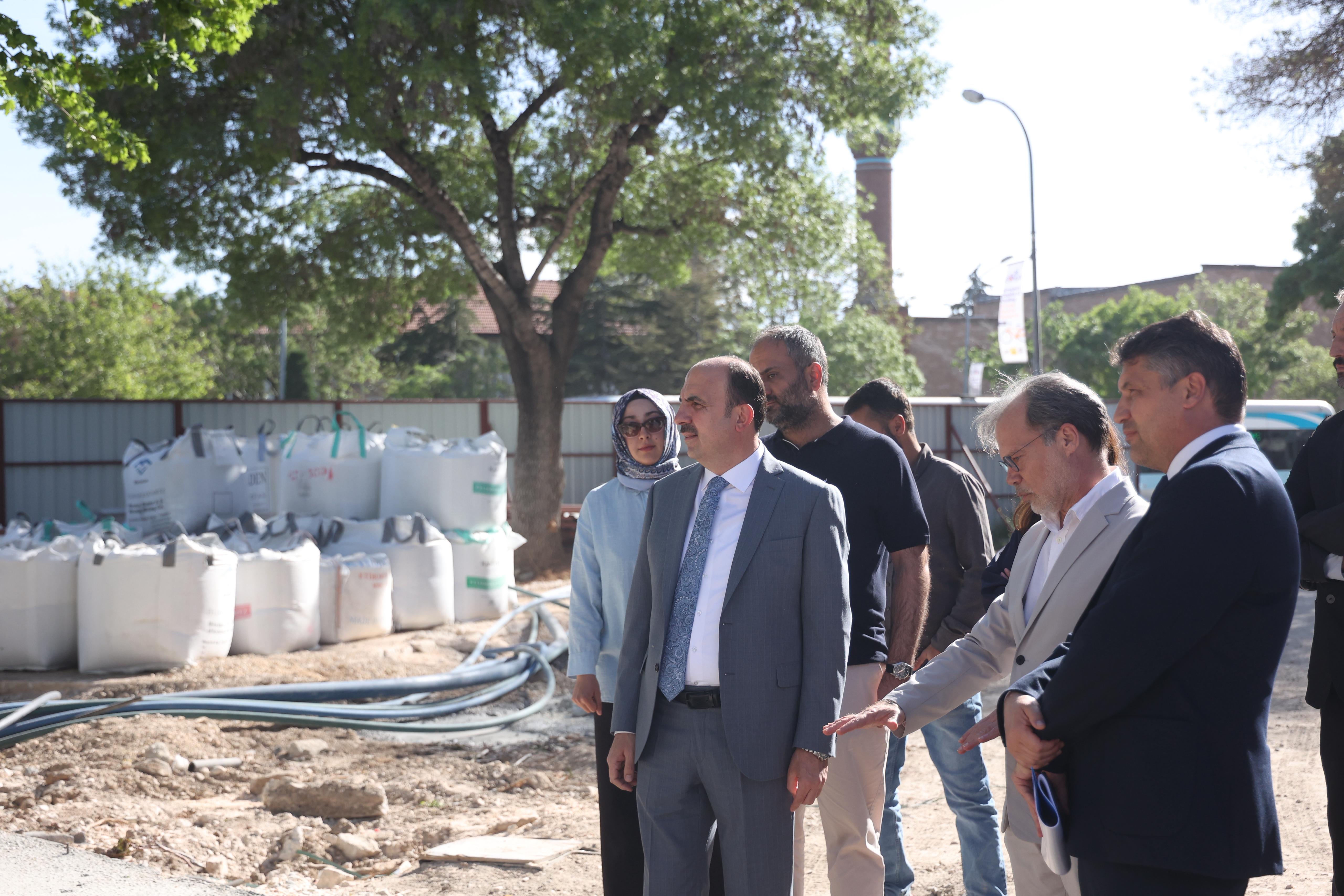 BAŞKAN ALTAY MEVLANA CADDESİ’NDE YÜRÜTÜLEN ÇEVRE DÜZENLEME VE MEYDAN YENİLEME ÇALIŞMALARINI İNCELEDİ