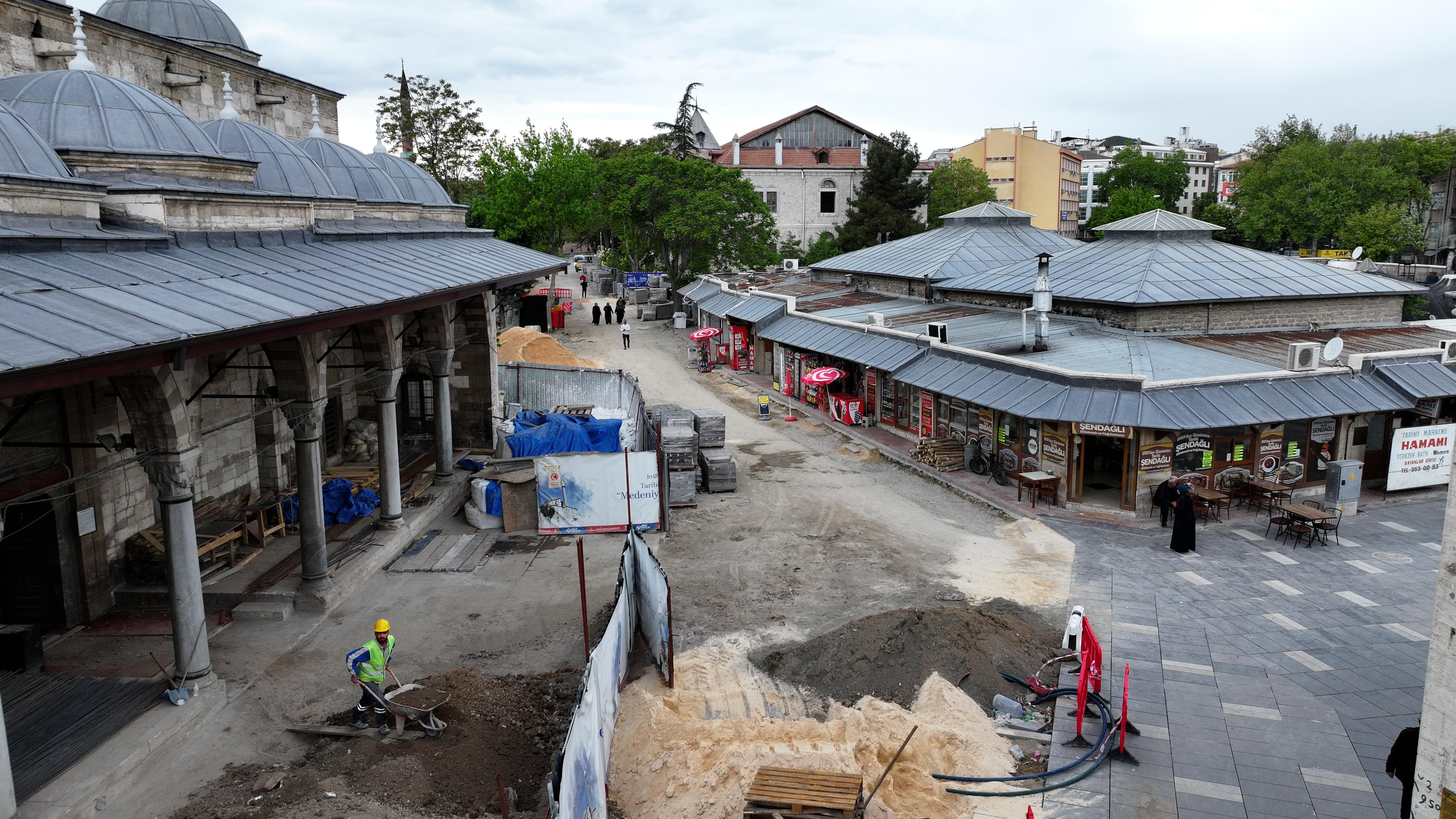 BAŞKAN ALTAY MEVLANA CADDESİ’NDE YÜRÜTÜLEN ÇEVRE DÜZENLEME VE MEYDAN YENİLEME ÇALIŞMALARINI İNCELEDİ