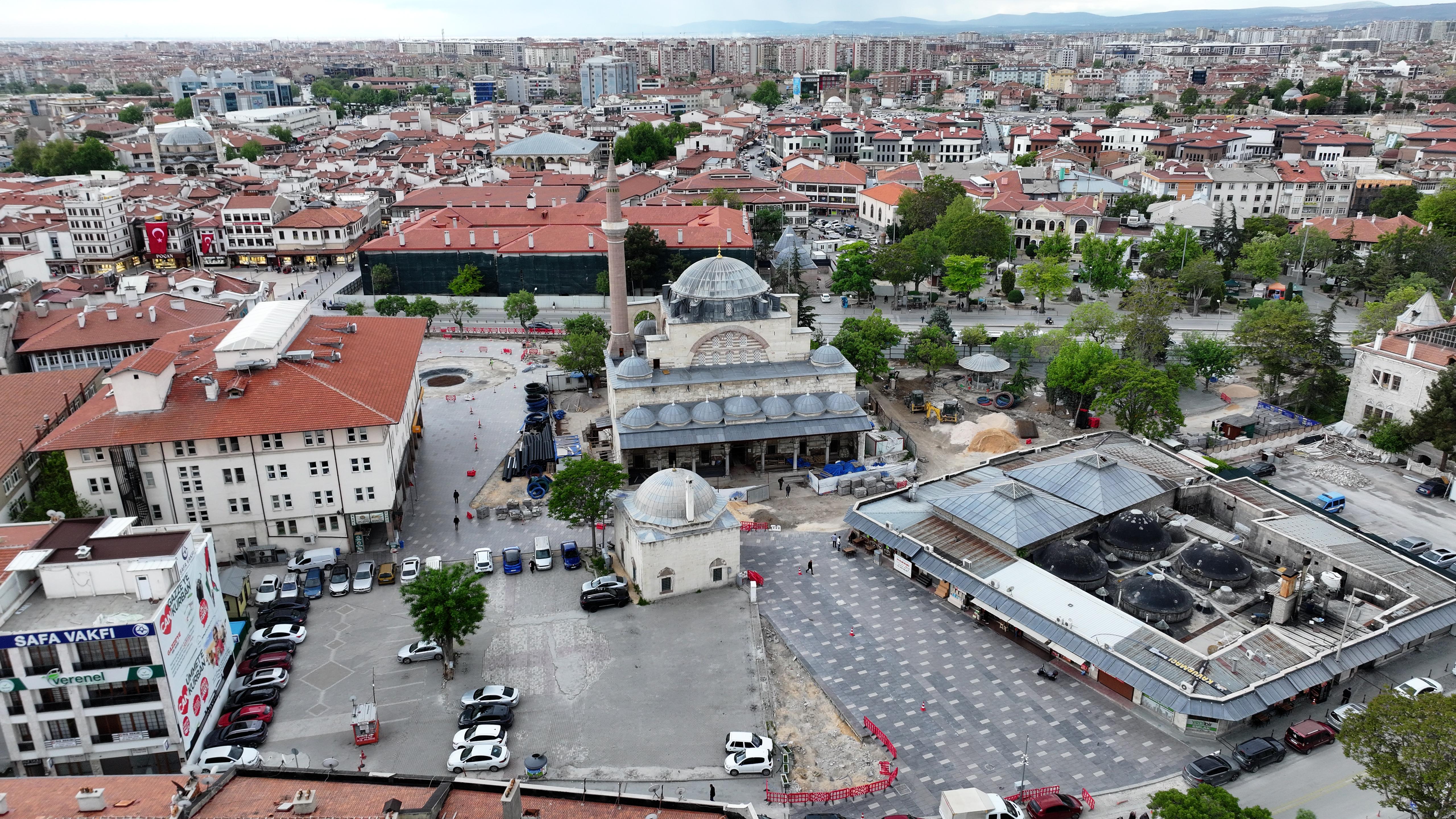 BAŞKAN ALTAY MEVLANA CADDESİ’NDE YÜRÜTÜLEN ÇEVRE DÜZENLEME VE MEYDAN YENİLEME ÇALIŞMALARINI İNCELEDİ