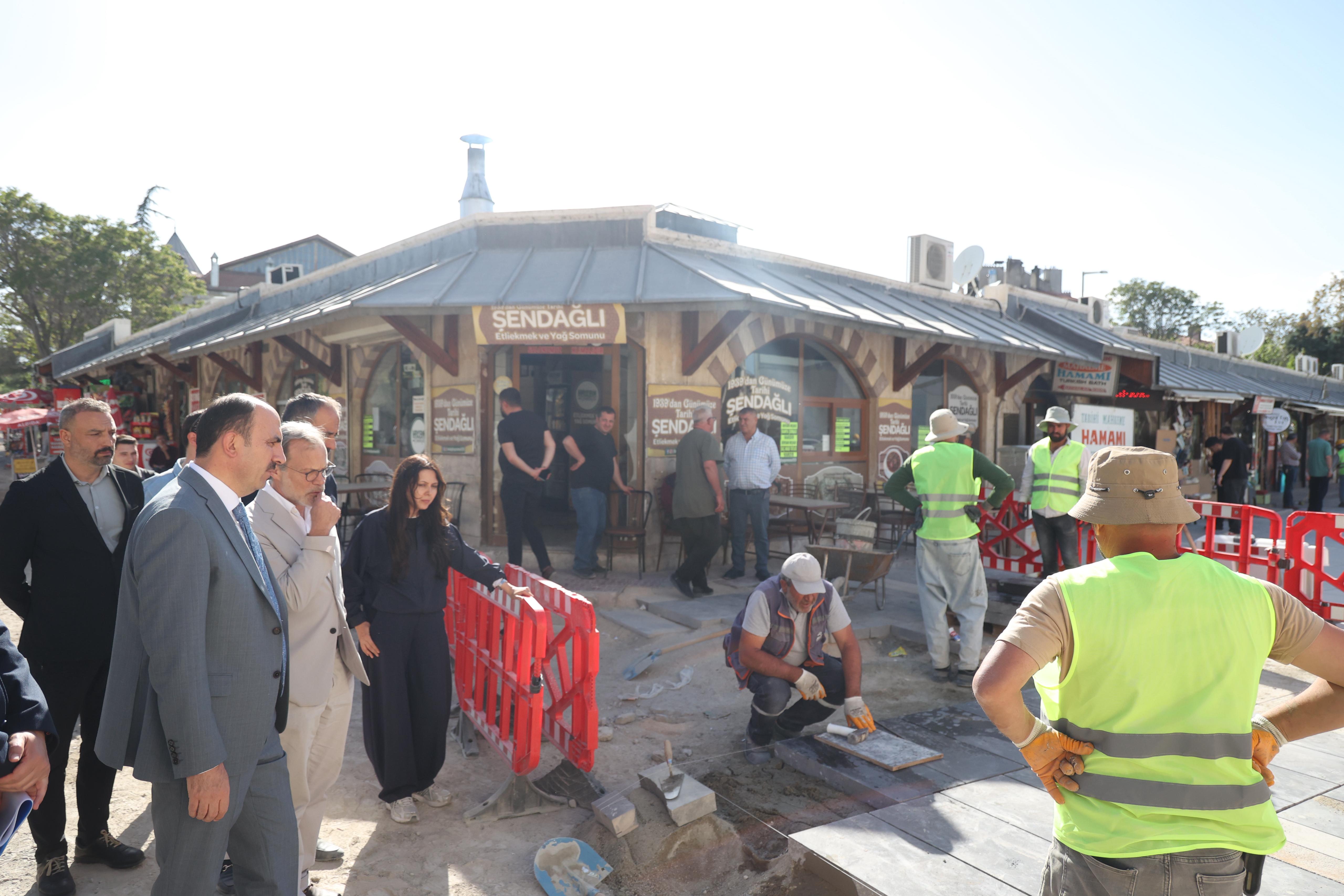 BAŞKAN ALTAY MEVLANA CADDESİ’NDE YÜRÜTÜLEN ÇEVRE DÜZENLEME VE MEYDAN YENİLEME ÇALIŞMALARINI İNCELEDİ